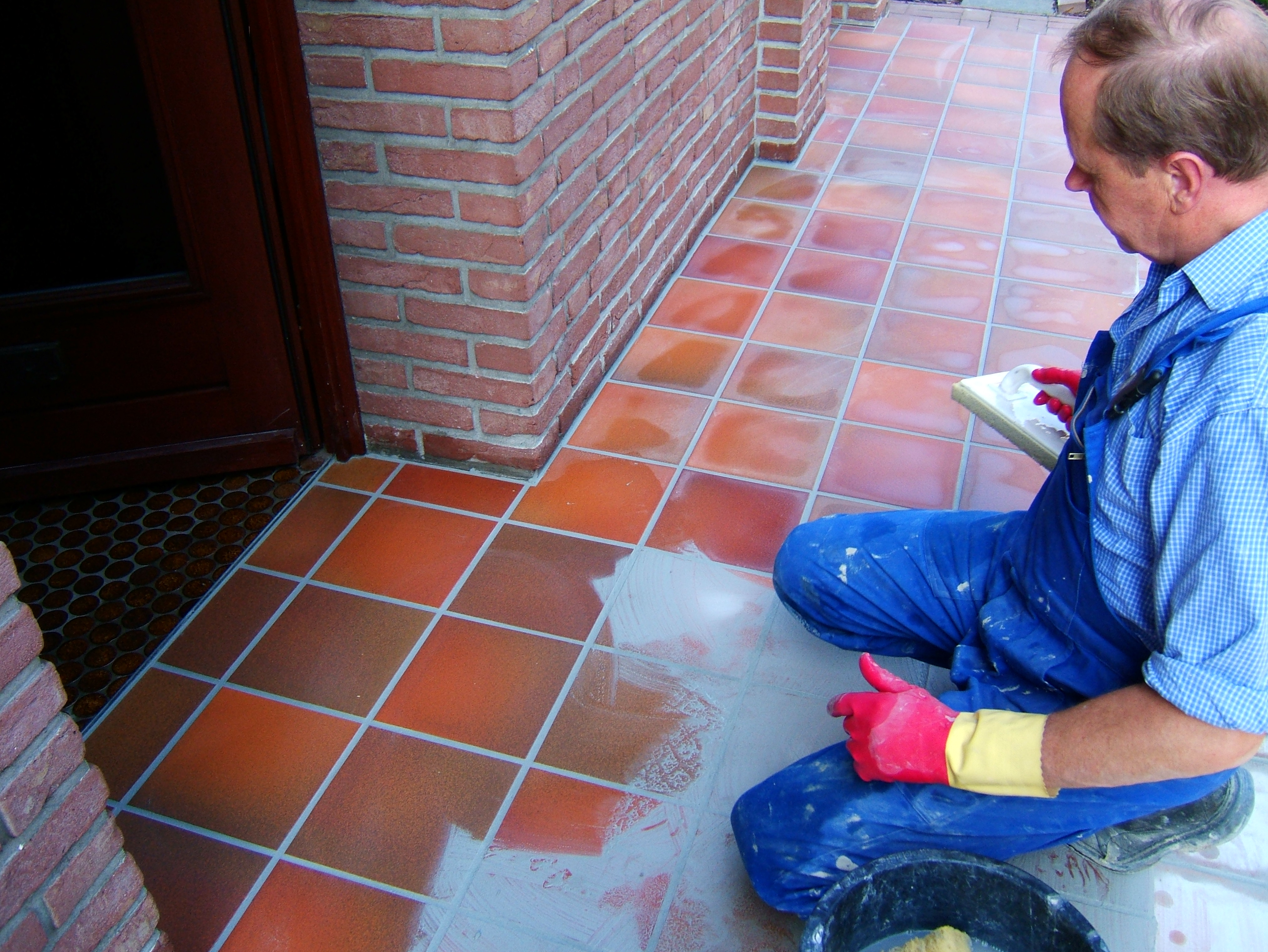 Dieter Skupch bei Fliesenarbeiten im Eingangsbereich eines Wohnhauses – handwerkliche Ausführung durch den Senior 