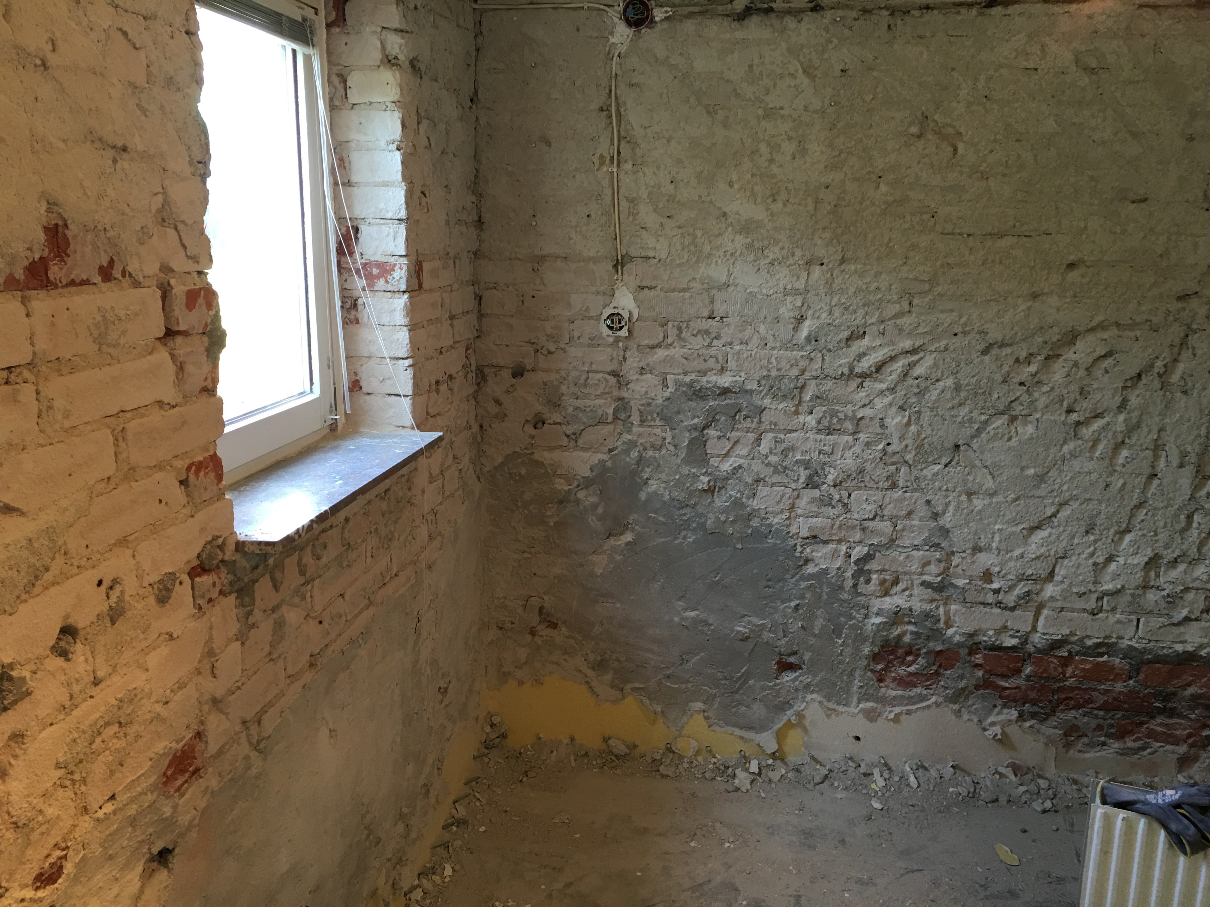 Durchfeuchtetes Mauerwerk im Keller eines Wohnhauses in Bremen
