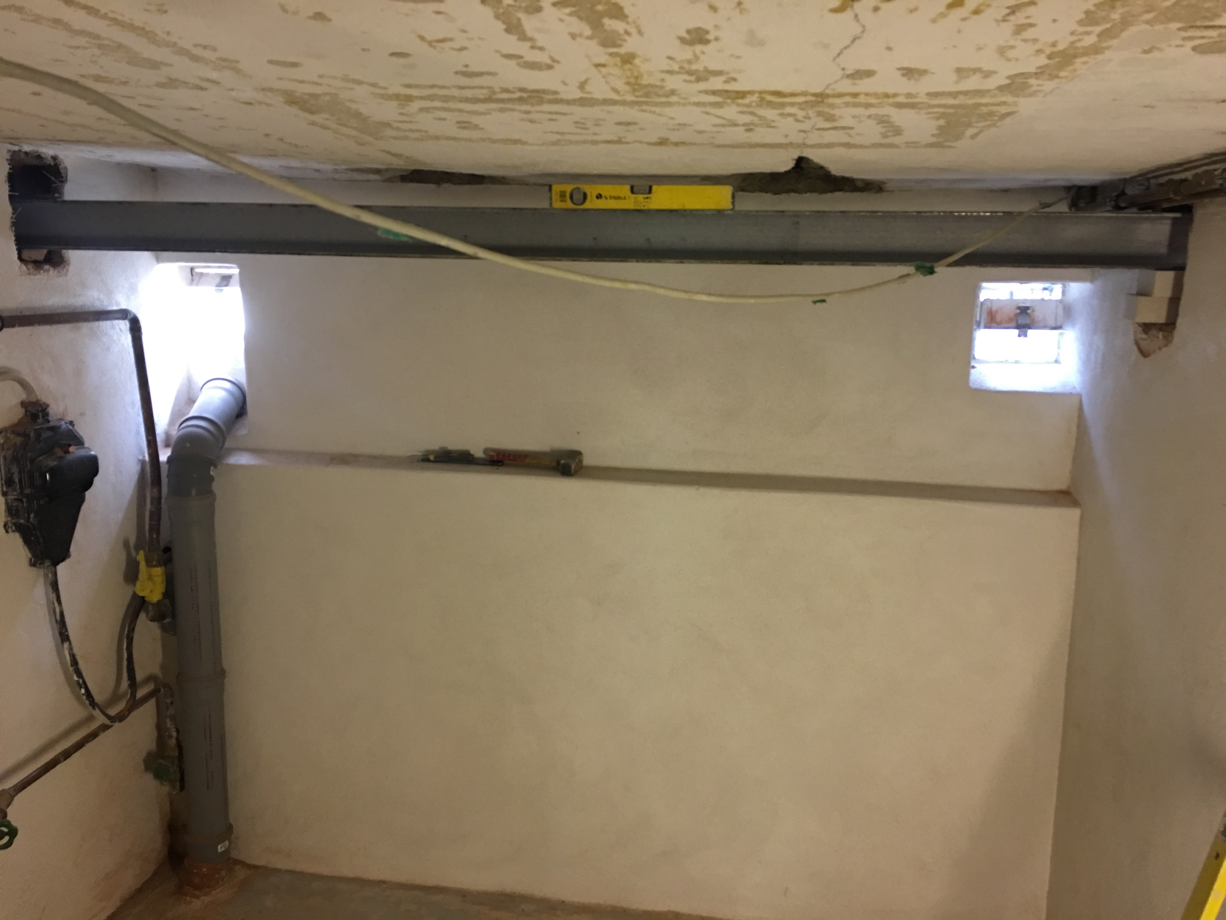 Bauvorhaben 2016 in Bremen-Neustadt, Jahnstraße – Kellerraum eines Altbremer Hauses mit neuem Stahlträger zur statischen Sicherung und hochwertiger Kellerabdichtung