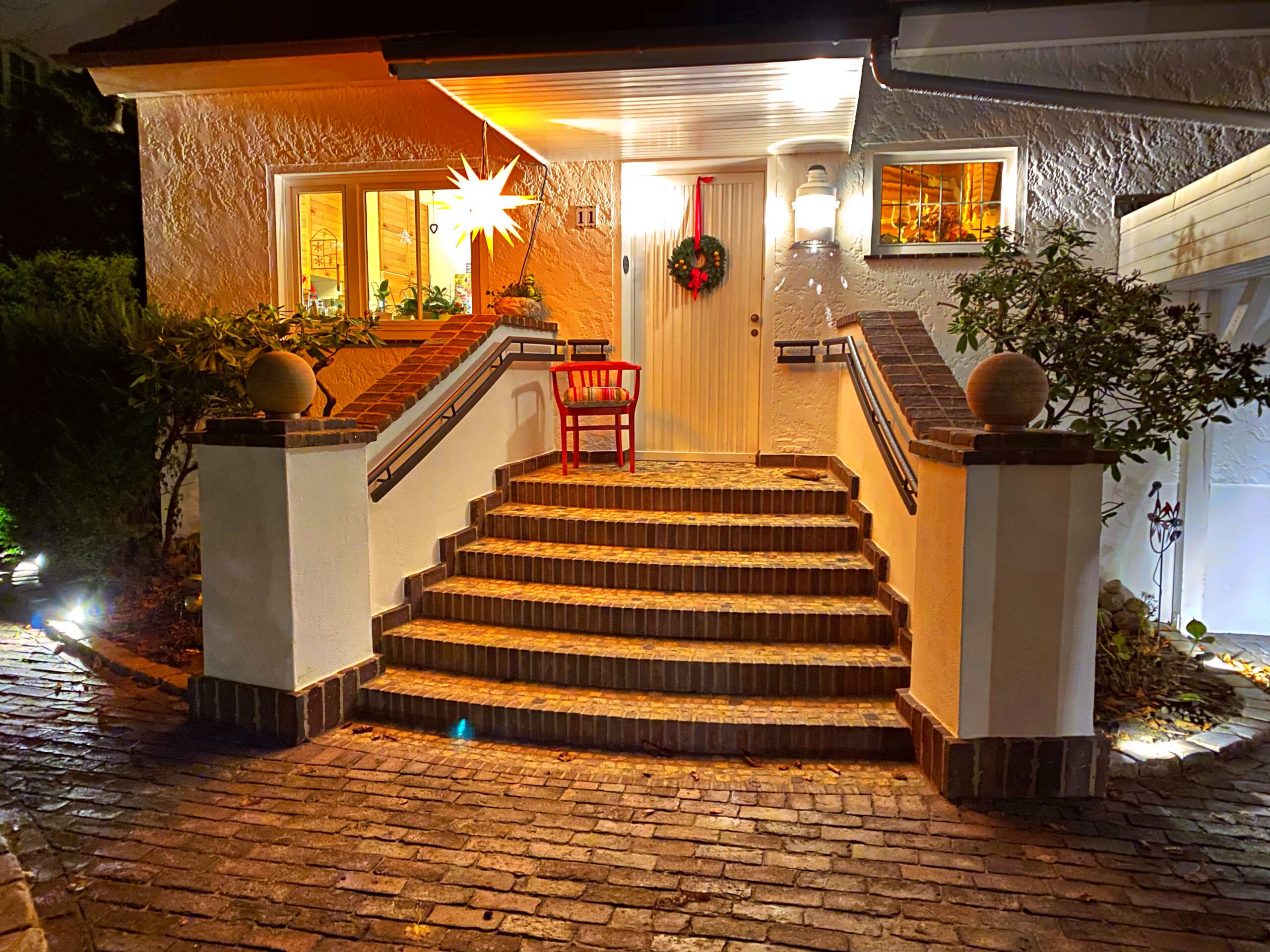 Erneuerte Eingangstreppe mit neuem Mauerwerk und Pflasterfläche an Wohnhaus in Bremen-Lesum, Käthe-Kollwitz-Straße, 2016