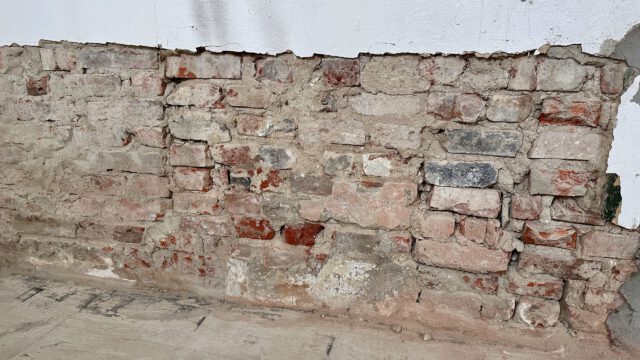 Freigelegtes Ziegelmauerwerk während der Sanierung feuchter Wände zur fachgerechten Instandsetzung