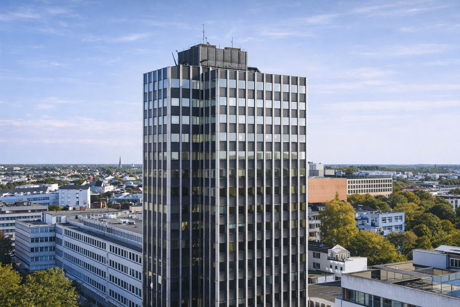 Verwaltungsgebäude einer großen Bremer Wohnungsbau- und Immobiliengesellschaft in zentraler Lage von Bremen, modern gestaltetes Hochhaus mit vertikalen Fassadenelementen
