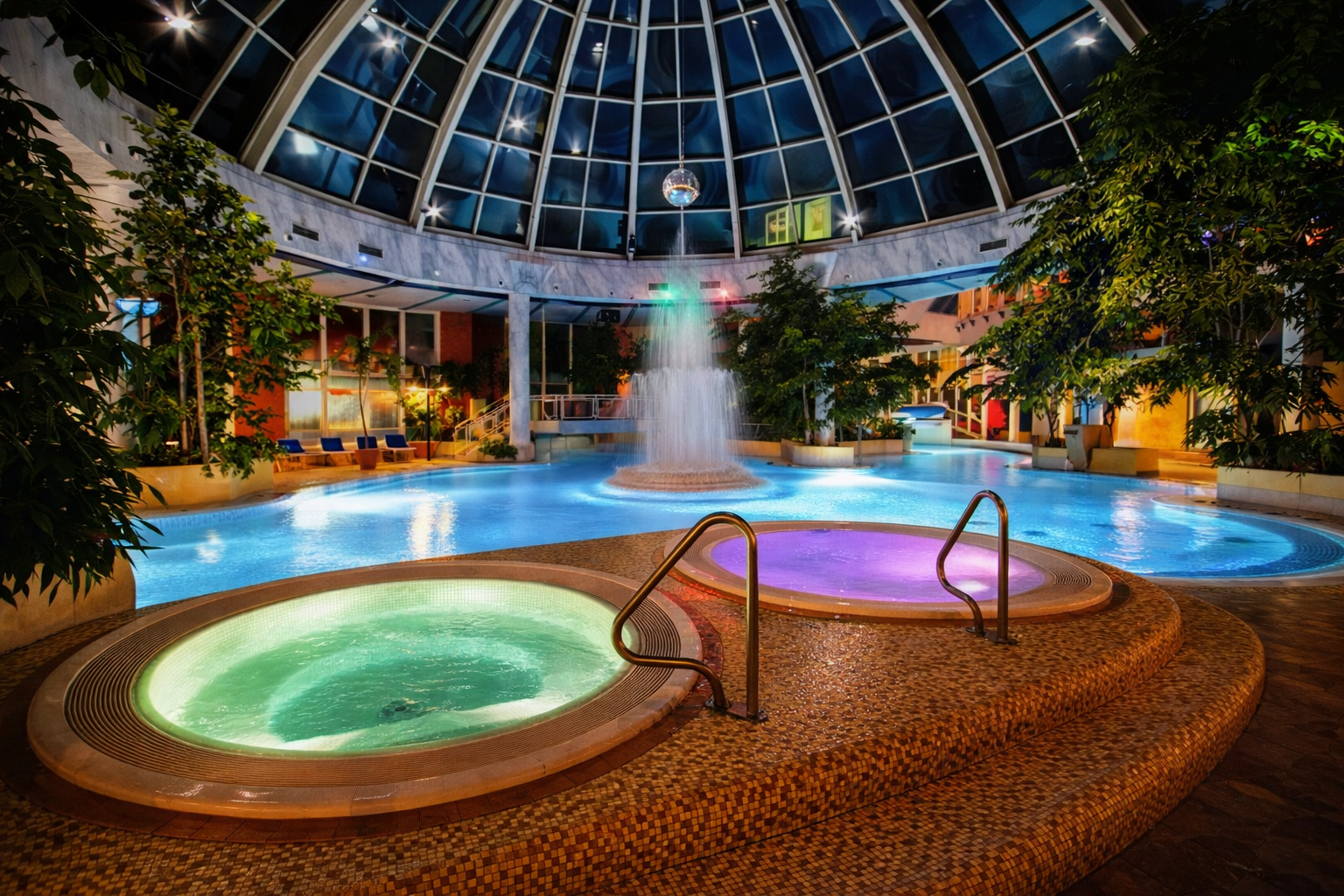 Schwimmbad Münchehagen, Neubau 1986 – Innenbereich mit Whirlpool, Mosaikflächen und aufwendigen Abdichtungsarbeiten im Schwimmbadbau.