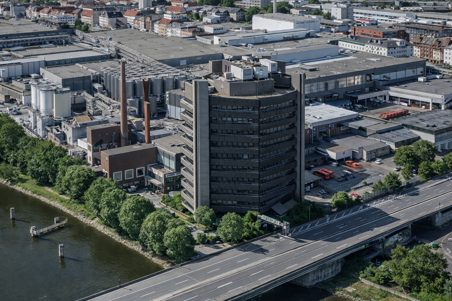 Industrie- und Verwaltungsgebäude einer bekannten Bremer Brauerei an der Weser gegenüber der Schlachte, Neubau und Innenausbau Mitte der 1970er-Jahre.