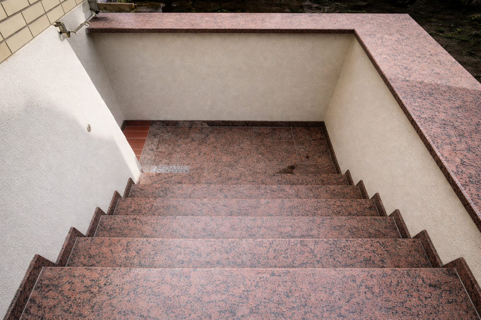 Sanierte Außentreppe eines Wohnhauses in Bremen-Neustadt, Bismarckstraße, Bauvorhaben 2012 – fachgerechte Erneuerung und Abdichtung.