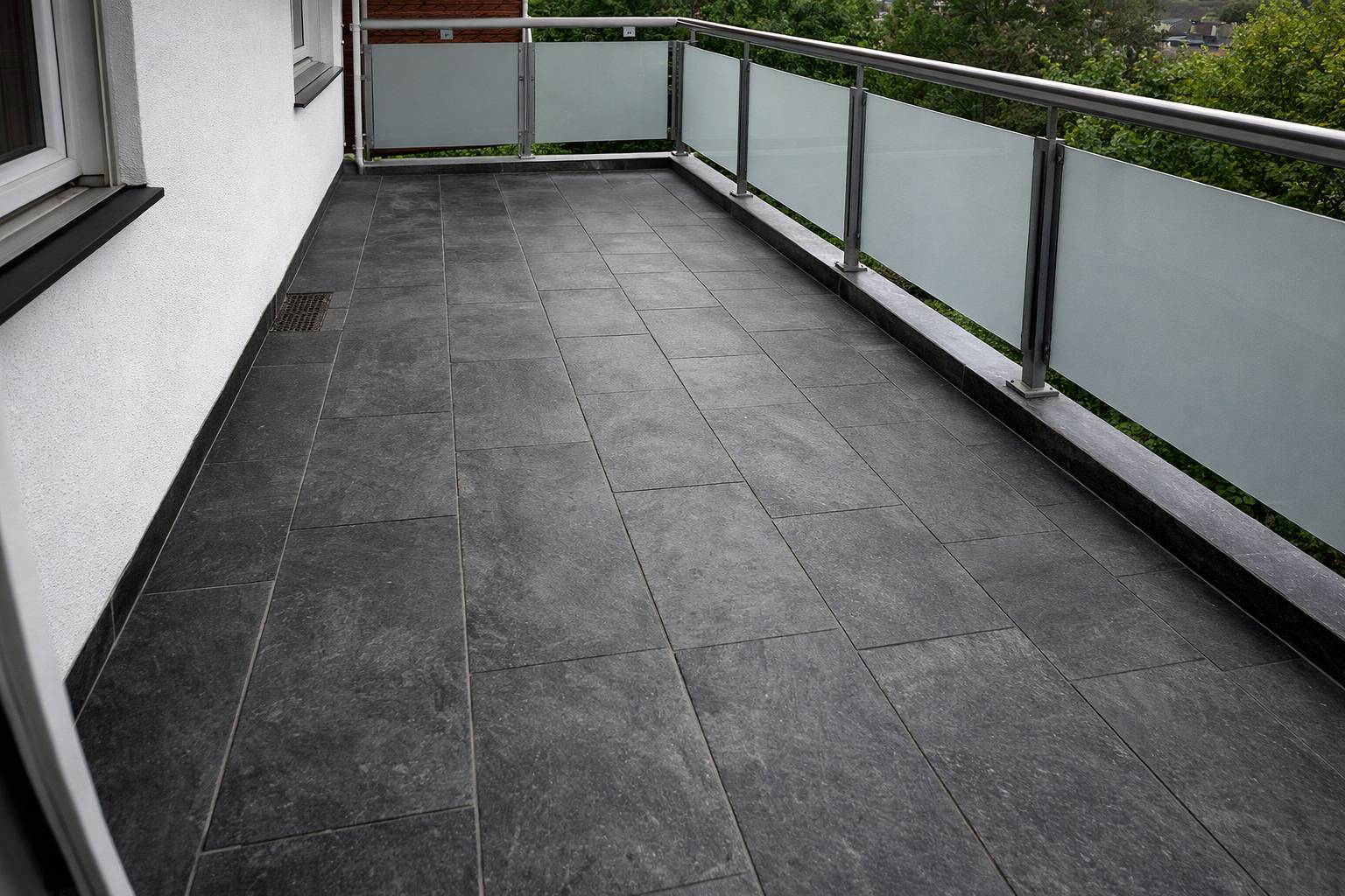 Balkonsanierung mit Betonsanierung, Abdichtung und großformatigen Basaltplatten auf Stelzlagern in Delmenhorst-Deichhorst, 2015