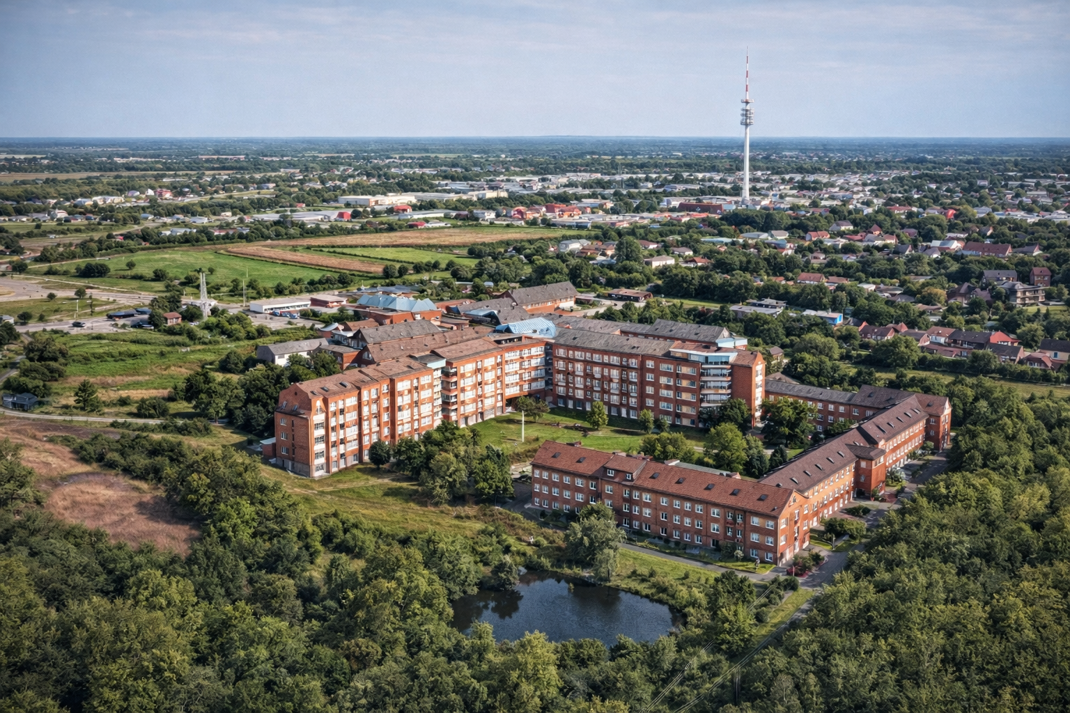 Luftaufnahme des Krankenhaus Elmshorn in Schleswig-Holstein, öffentlicher Krankenhausneubau, bei dem ab 1984 umfangreiche Abdichtungsarbeiten, Fliesen- und Mosaikarbeiten in sensiblen Sanitär- und Duschbereichen ausgeführt wurden
