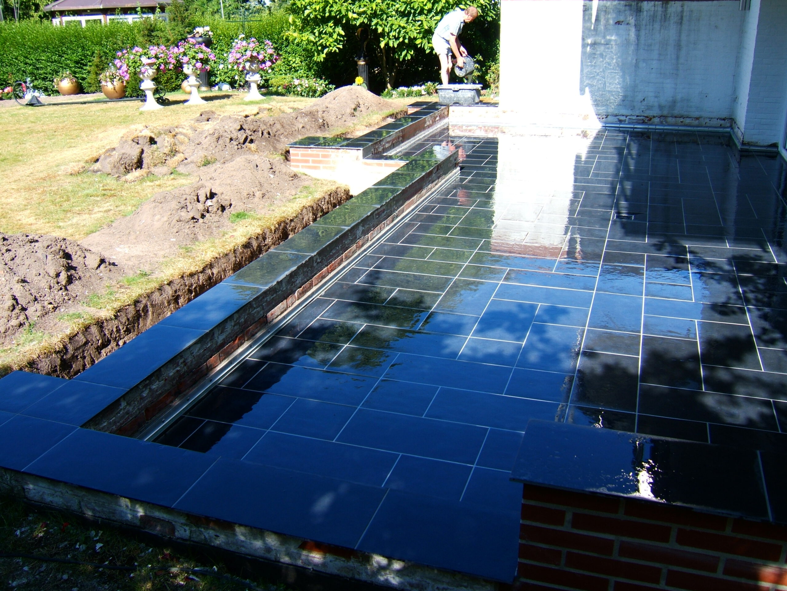 Terrassenanlage in Lemwerder, Bauvorhaben Juli 2006, hochwertige Fliesenarbeiten im Dickbettverfahren mit Mörtel inklusive massiver Mauerabdeckung aus identischem Material
