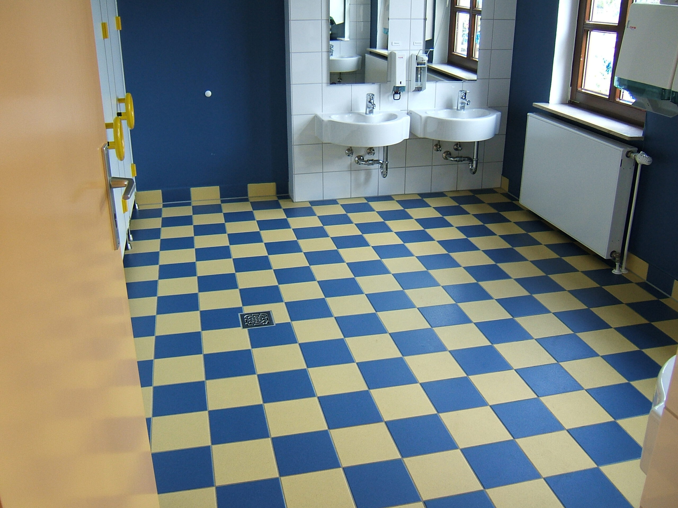 Kindergarten in Stuhr-Brinkum an der Bassumer Straße, Bauvorhaben 2004, umfassende Sanierungs-, Abdichtungs-, Reparatur- und Restaurationsarbeiten inklusive Erneuerung der Sanitärbereiche und Fliesenarbeiten in einem Jugendstilgebäude