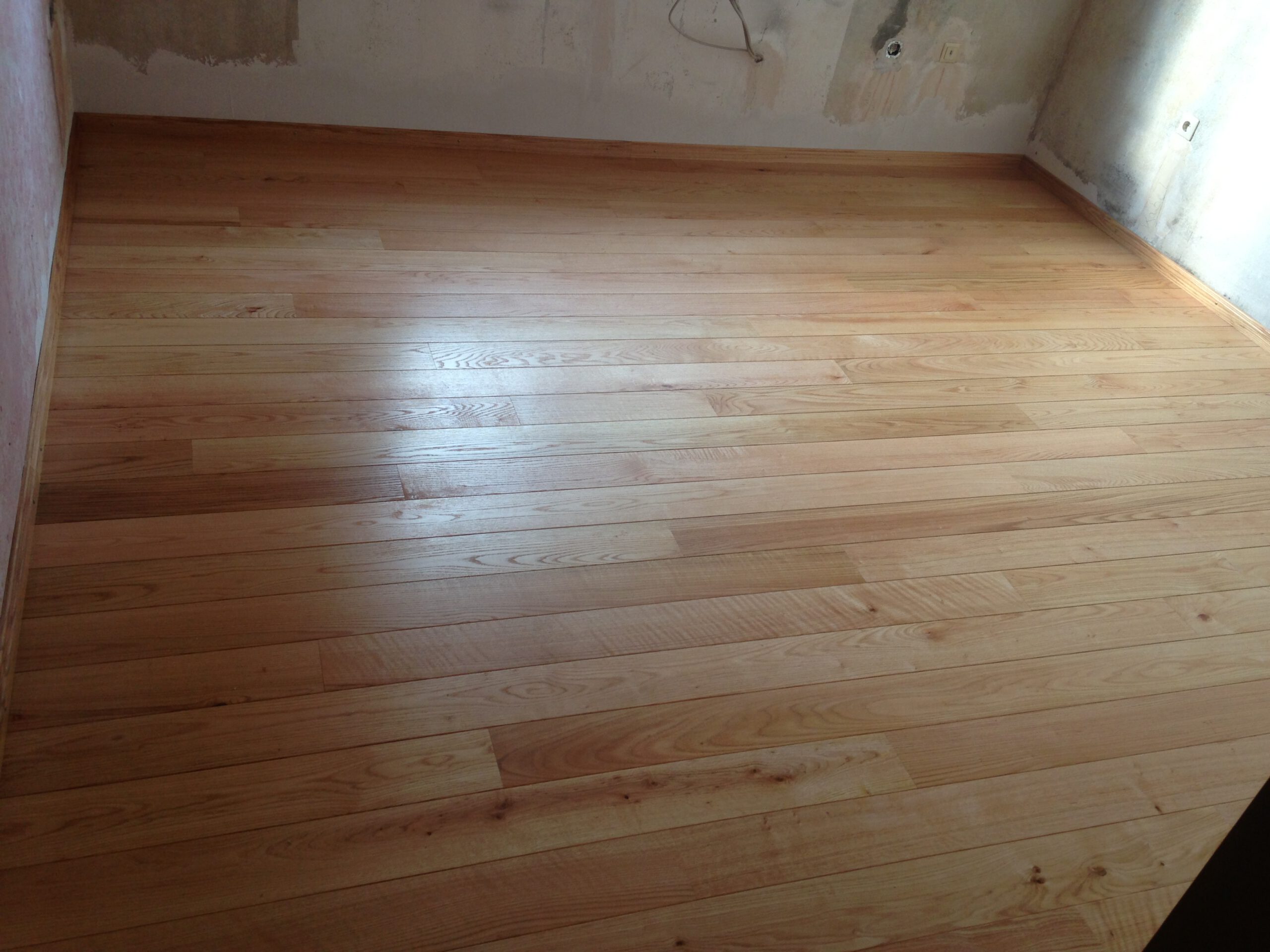 Neu aufgebauter Holzboden über gedämmter Gewölbedecke in historischem Bauernhaus in Bremen