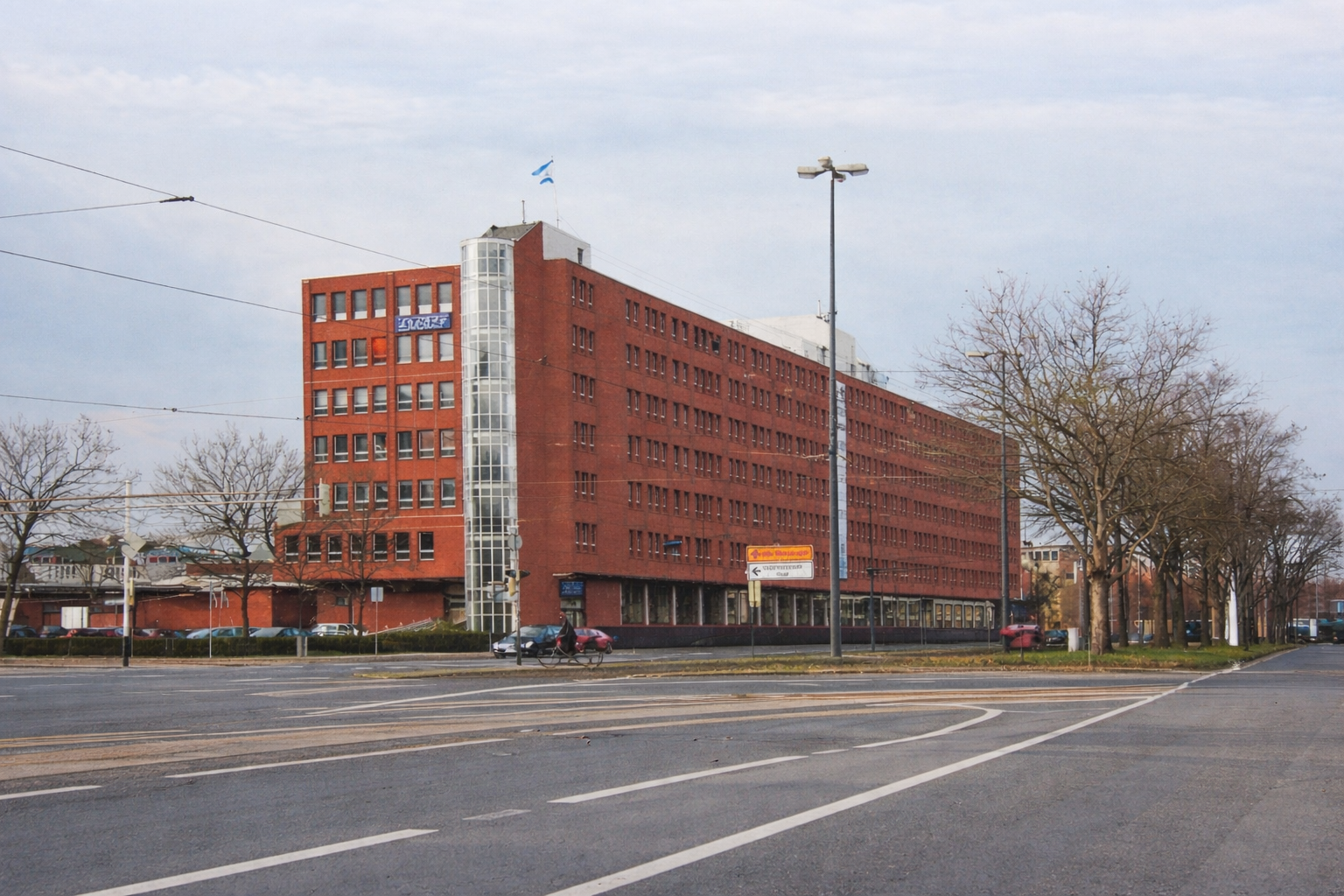 Umbau eines ehemaligen Lagergebäudes zu einem Bürogebäude in der Hans-Böckler-Straße in Bremen, ausgeführt von 1990 bis 1992