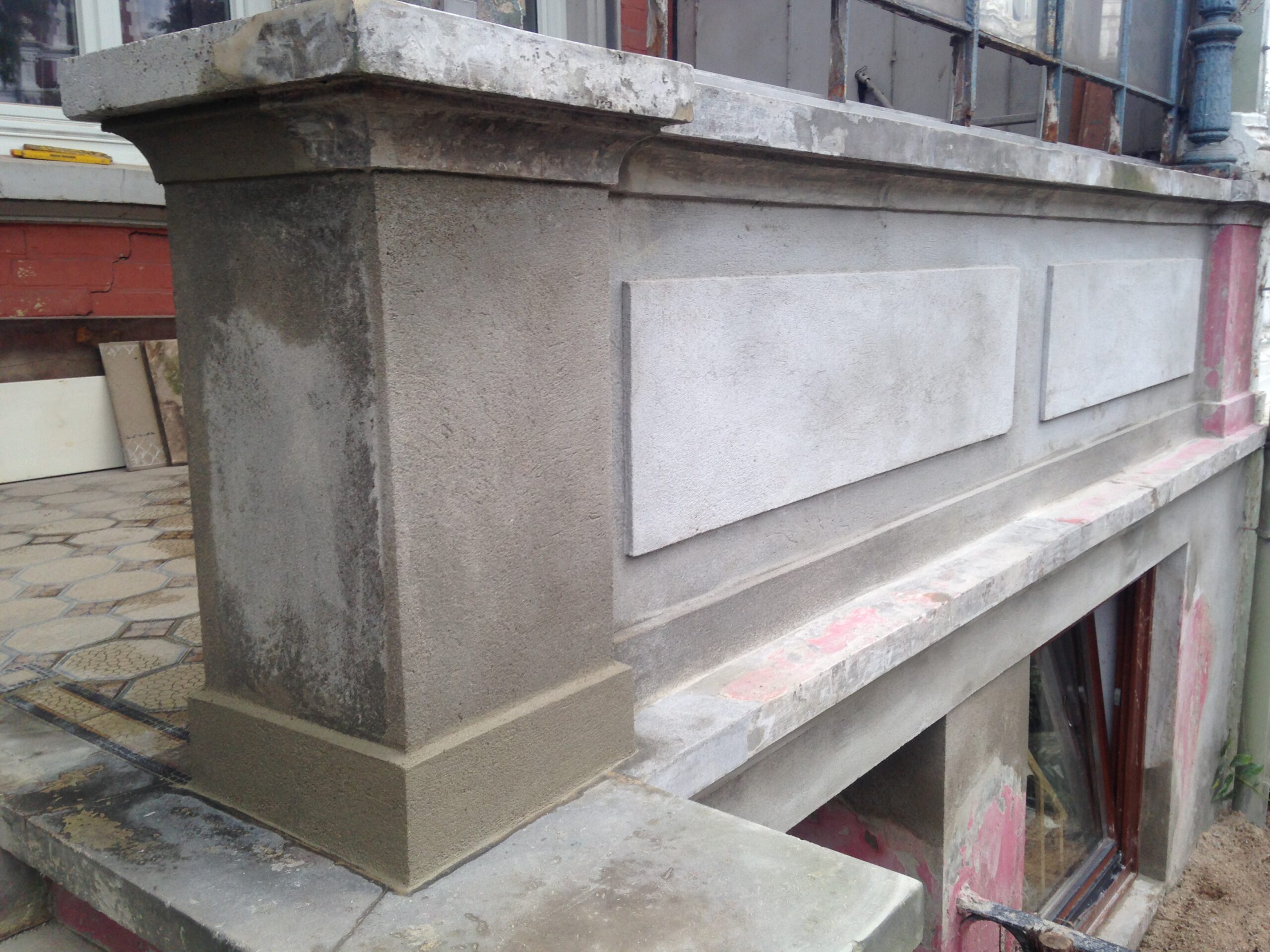 Sanierte historische Hausfassade mit ausgeführten Abdichtungs- und Reparaturarbeiten im Eingangsbereich