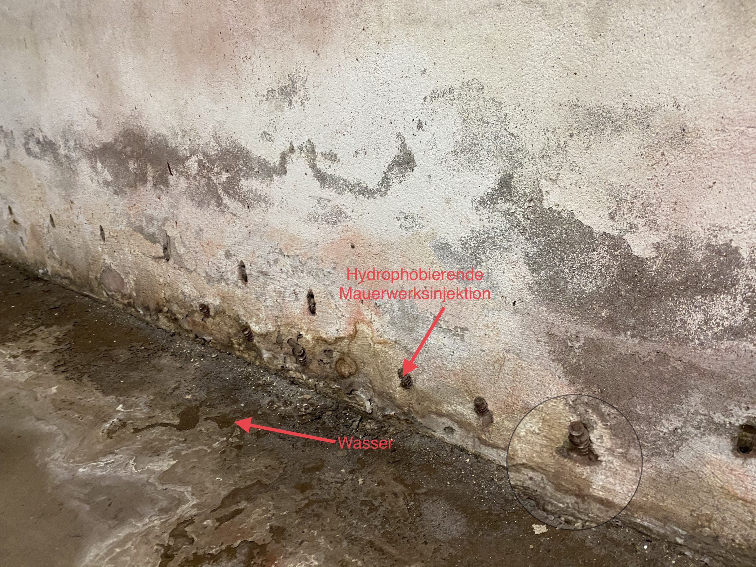 Hydrophobierende Mauerwerksinjektion im Keller – Feuchtigkeit tritt trotz Injektionsbohrungen weiterhin aus dem Mauerwerk aus