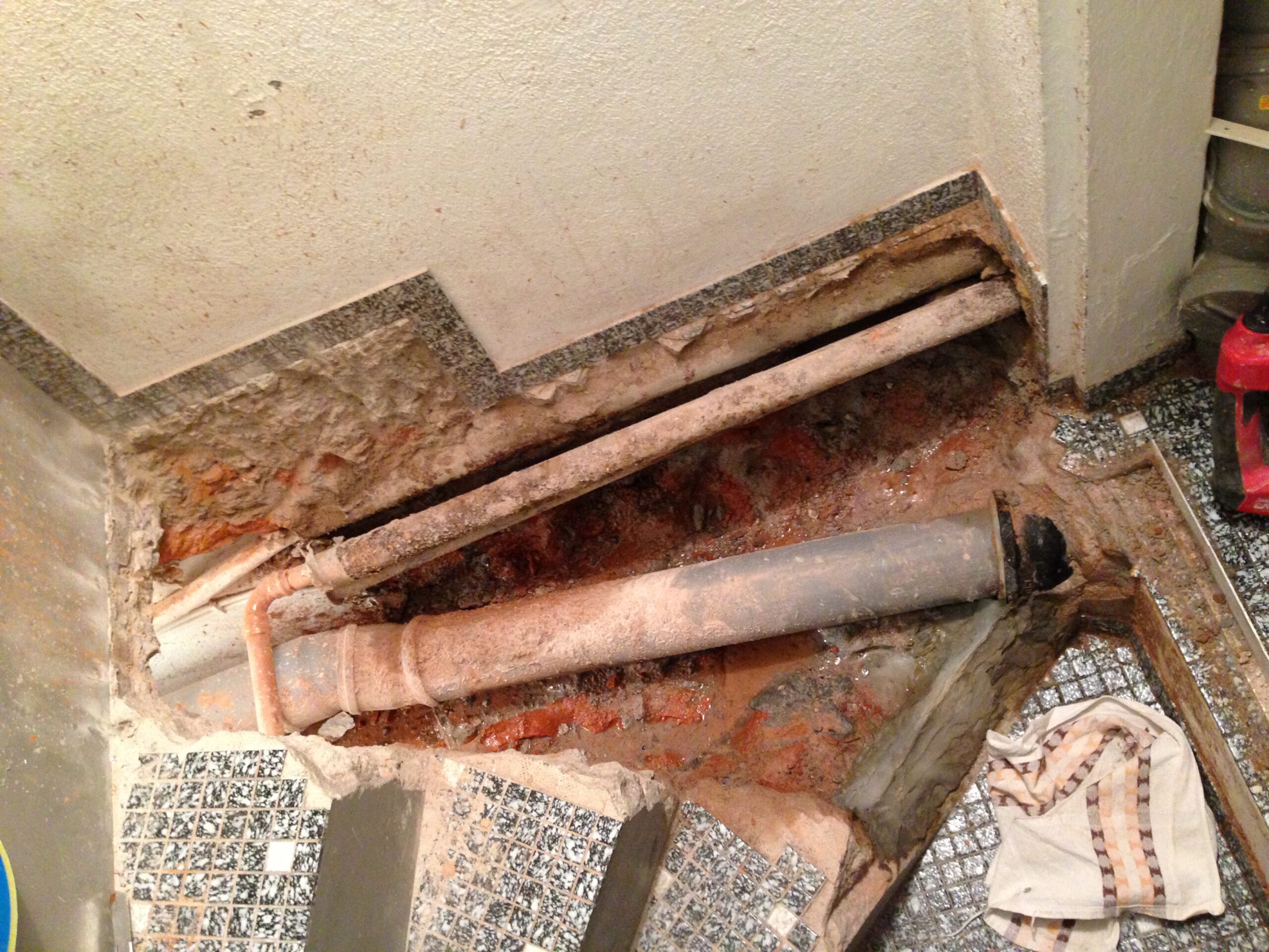 Kellersanierung in der Bremer Neustadt, Oktober 2012 – Freilegung und Neuaufbau einer gewendelten Betontreppe zur Beseitigung massiver Wassereintritte und Leitungsdurchführungen