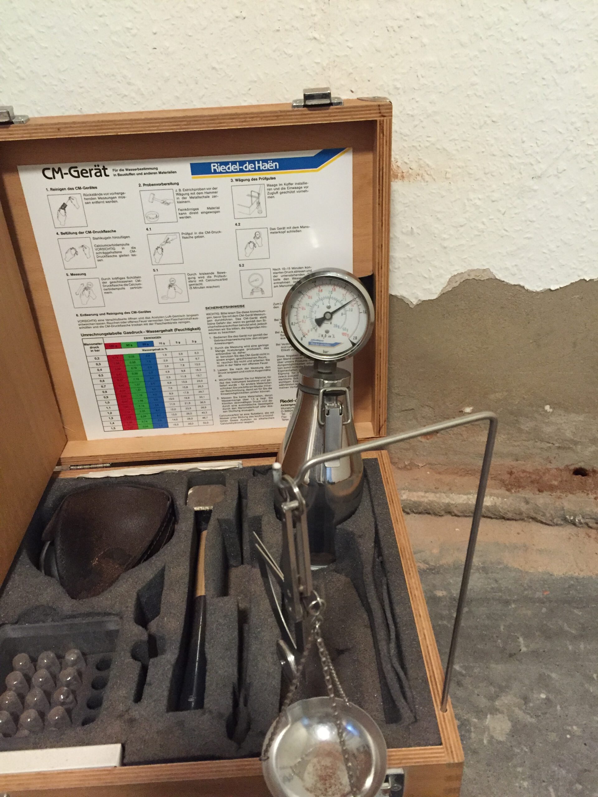 Präzise Feuchtemessung im Mauerwerk mit CM-Messgerät auf einer Baustelle