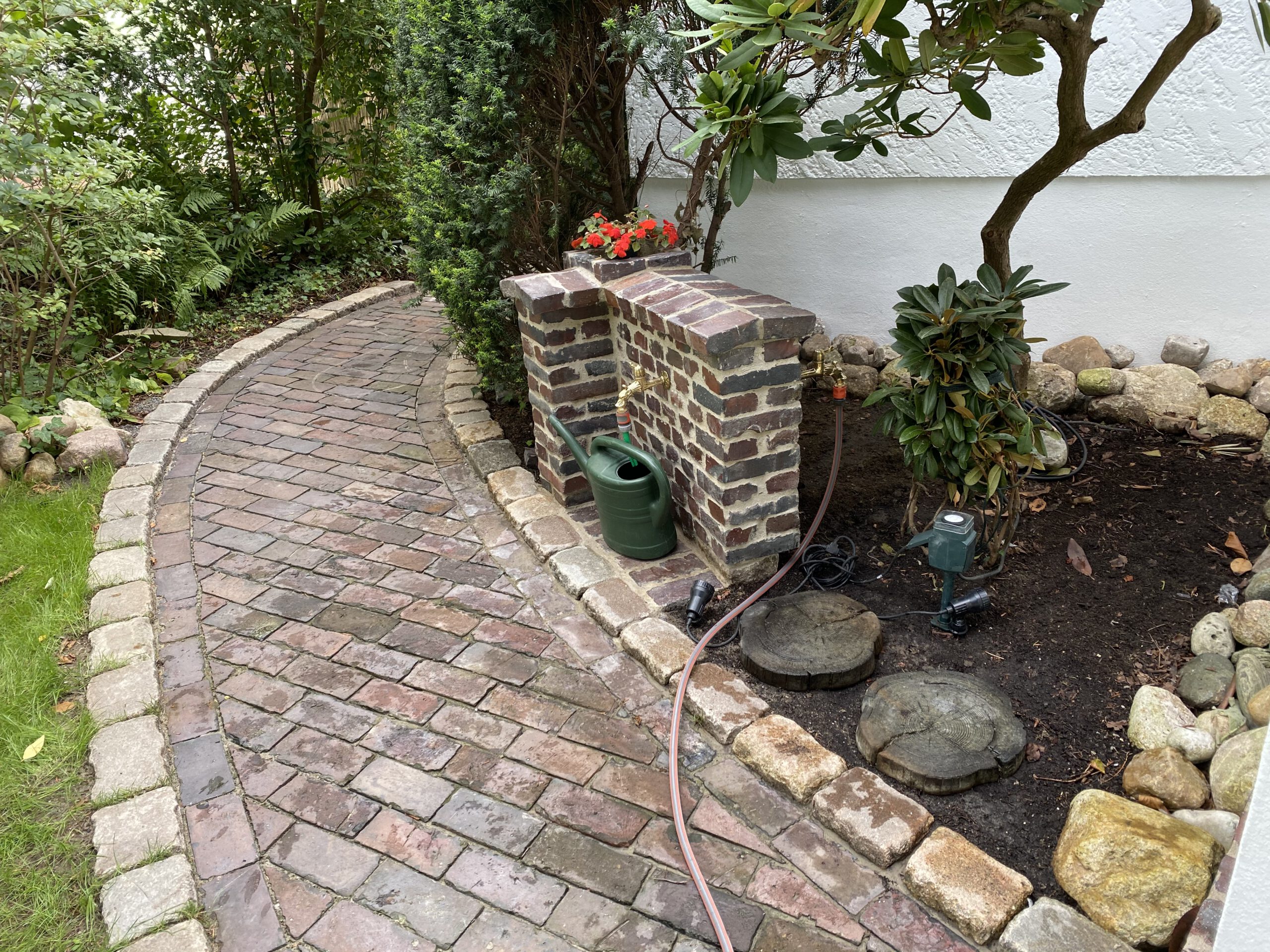 Wasseranschluss im Garten mit gemauerter Klinkermauer, zwei Entnahmestellen und Klinkerweg – September 2012