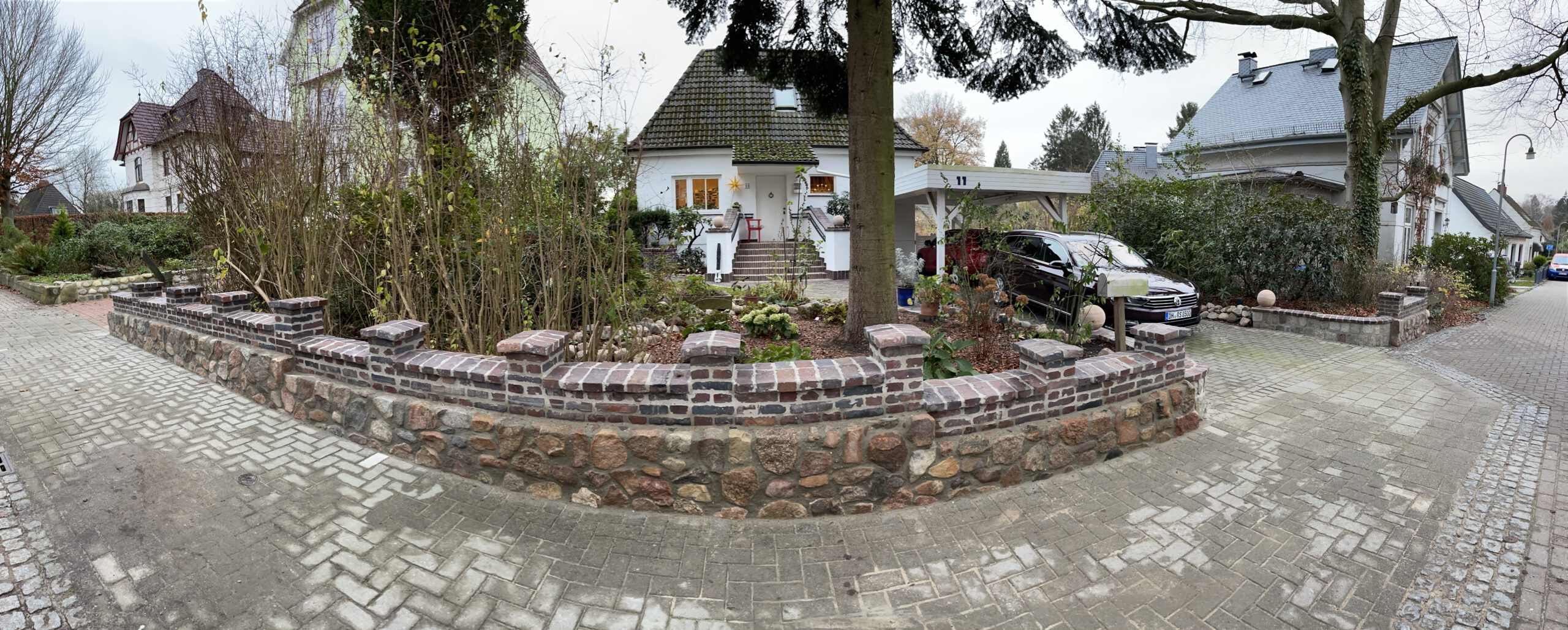 Außenmauer aus antiken Feldsteinen und alten Straßenklinkern (Bockhorner Pflaster) – Bremen Käthe-Kollwitz-Straße