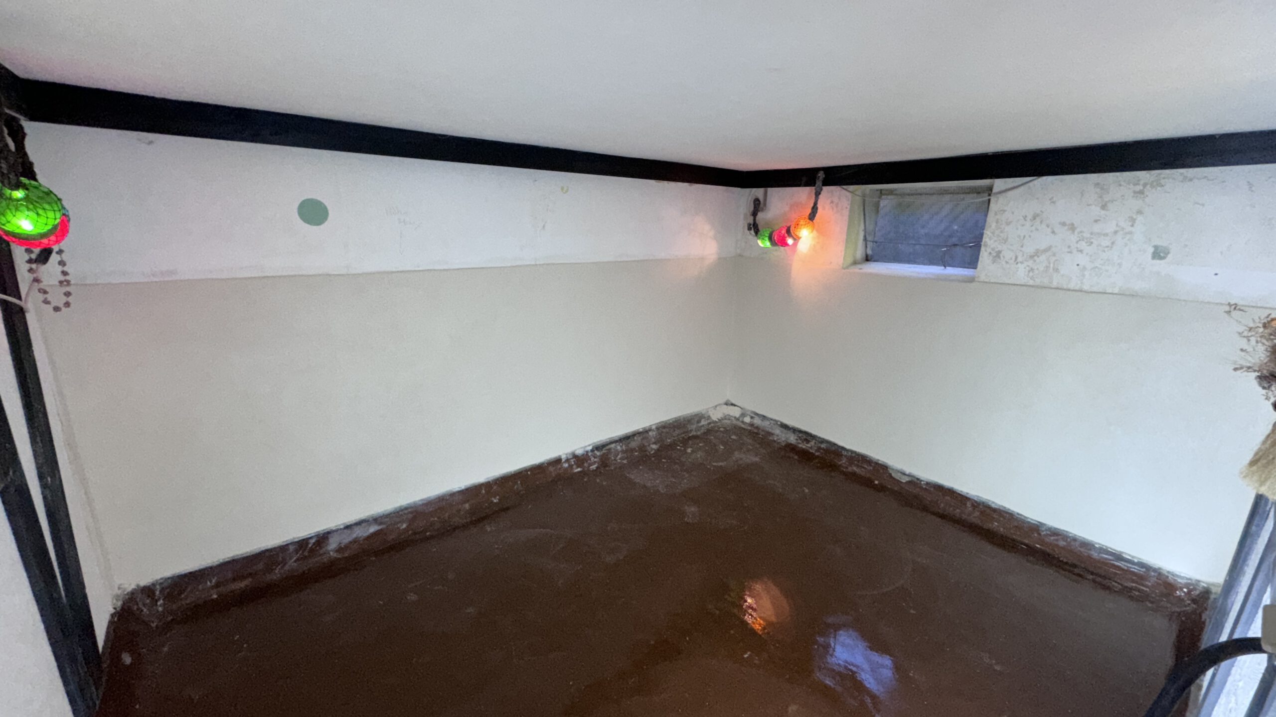 Stark durchfeuchteter Kellerraum während laufender Abdichtungsarbeiten in Stuhr-Seckenhausen