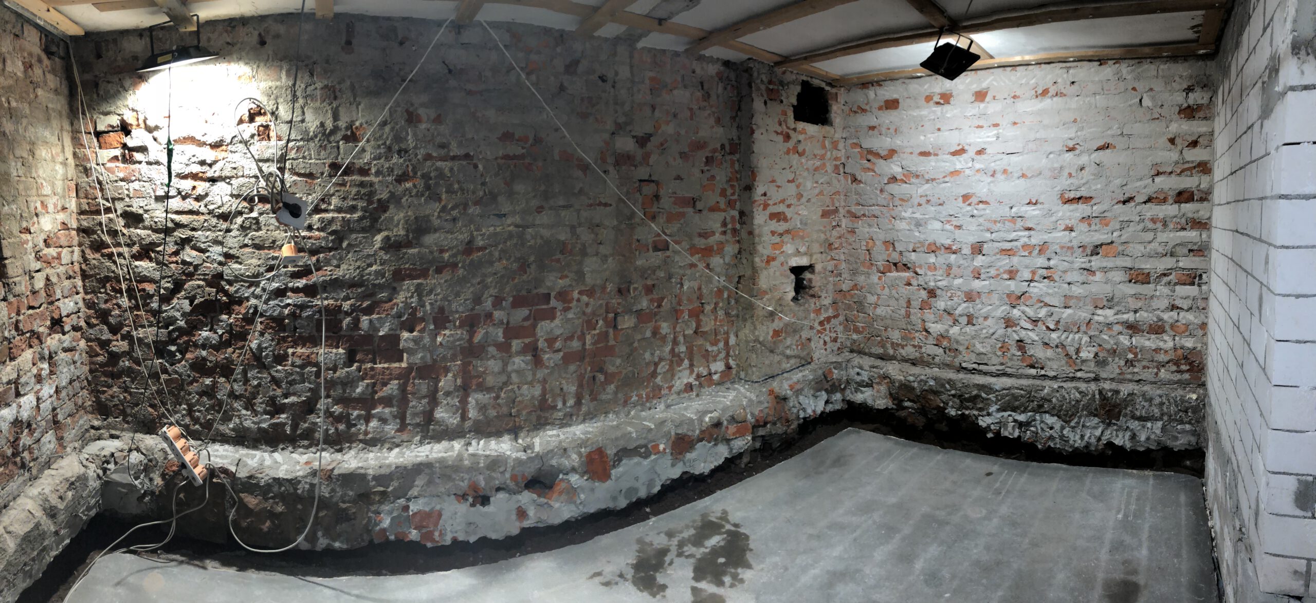 Freigelegtes gemauertes Kellerfundament und Ziegelmauerwerk eines Altbremer Hauses – bauzeittypische Ursache für Kellerfeuchtigkeit