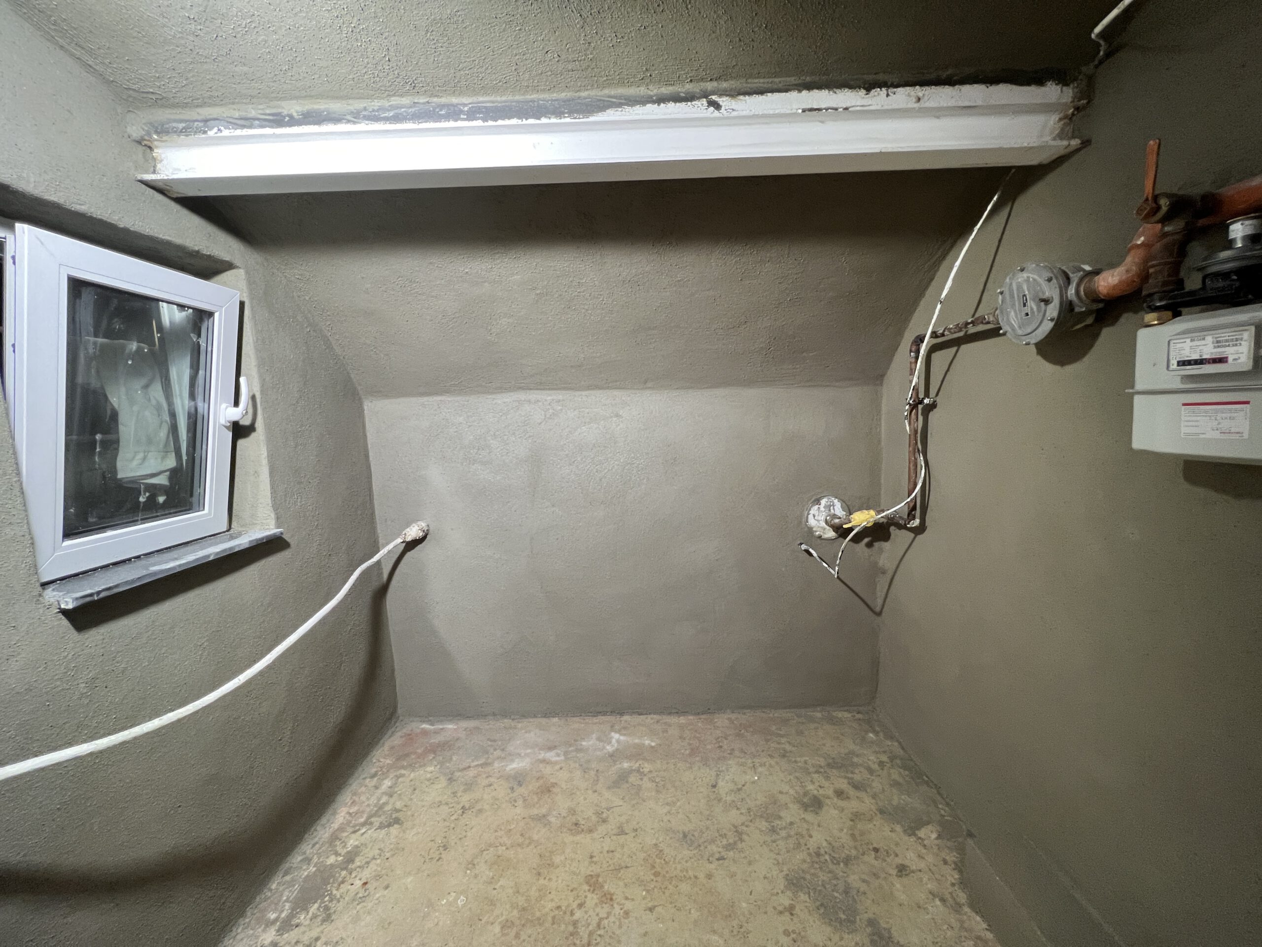 Kellersanierung unter der Eingangstreppe mit Versorgungsleitungen – Bremen Viertel Nienburger Straße 2022