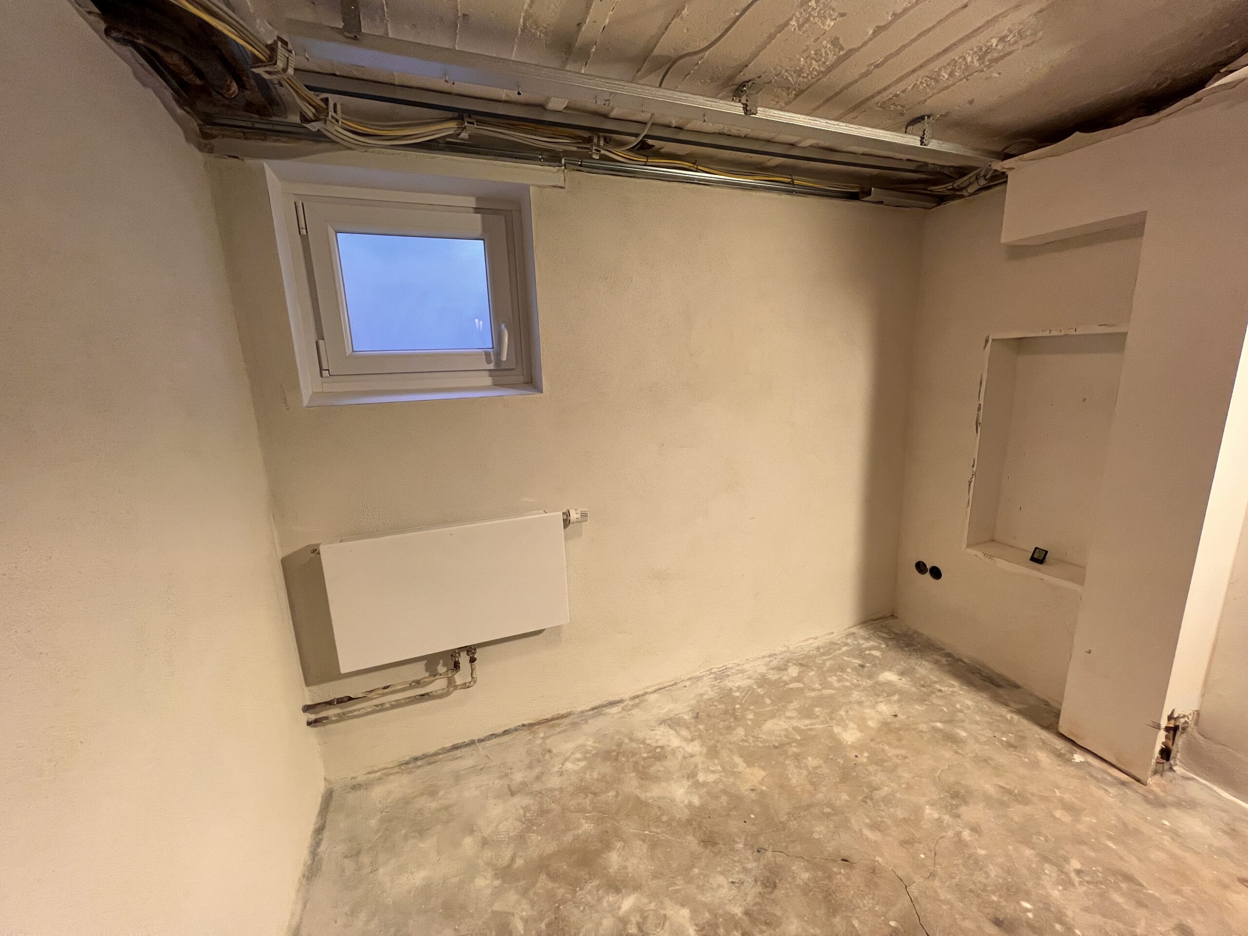 Kellerraum-Sanierung während der Arbeiten mit vorbereitetem Boden – Bremen Ahrensburgstraße 2022