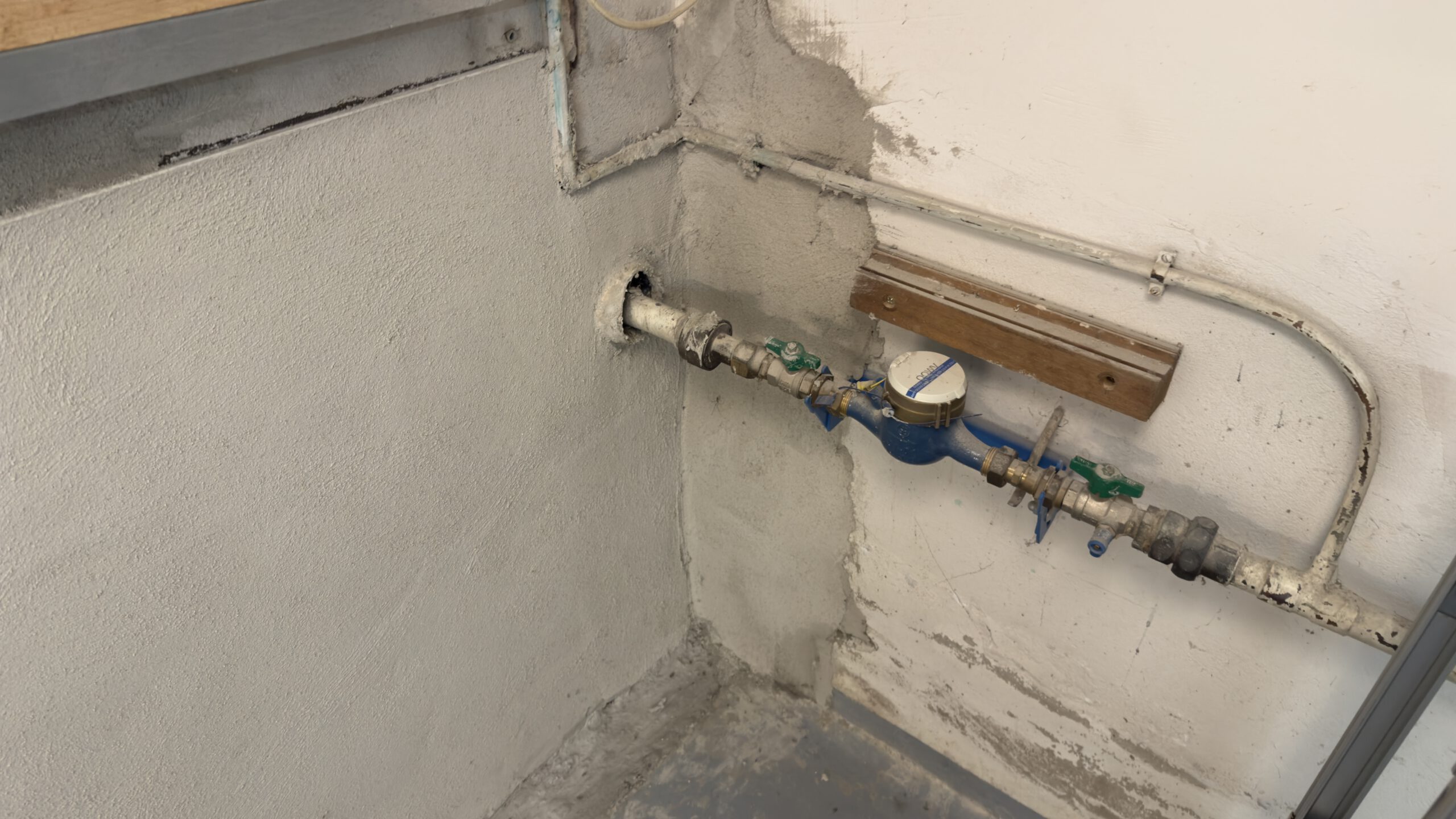 Frisch sanierte Kellerwand nach Sanierungsmaßnahme – Oberfläche wirkt trocken, erste Verfärbungen im Sockelbereich bereits sichtbar