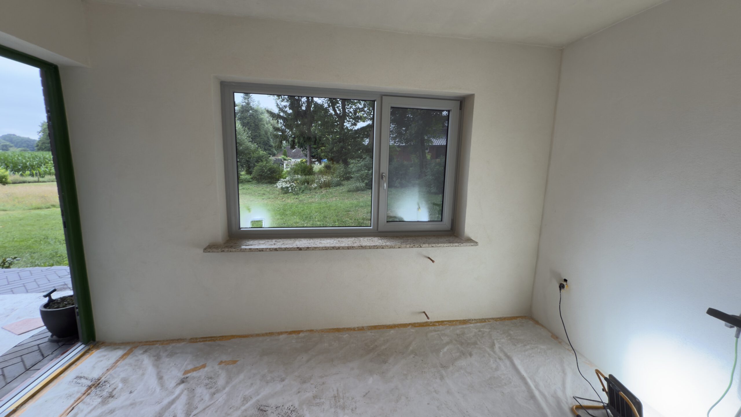 Fertiggestellter Raum nach fachgerechter Abdichtung – Wandflächen sauber ausgeführt, Boden während der Arbeiten geschützt