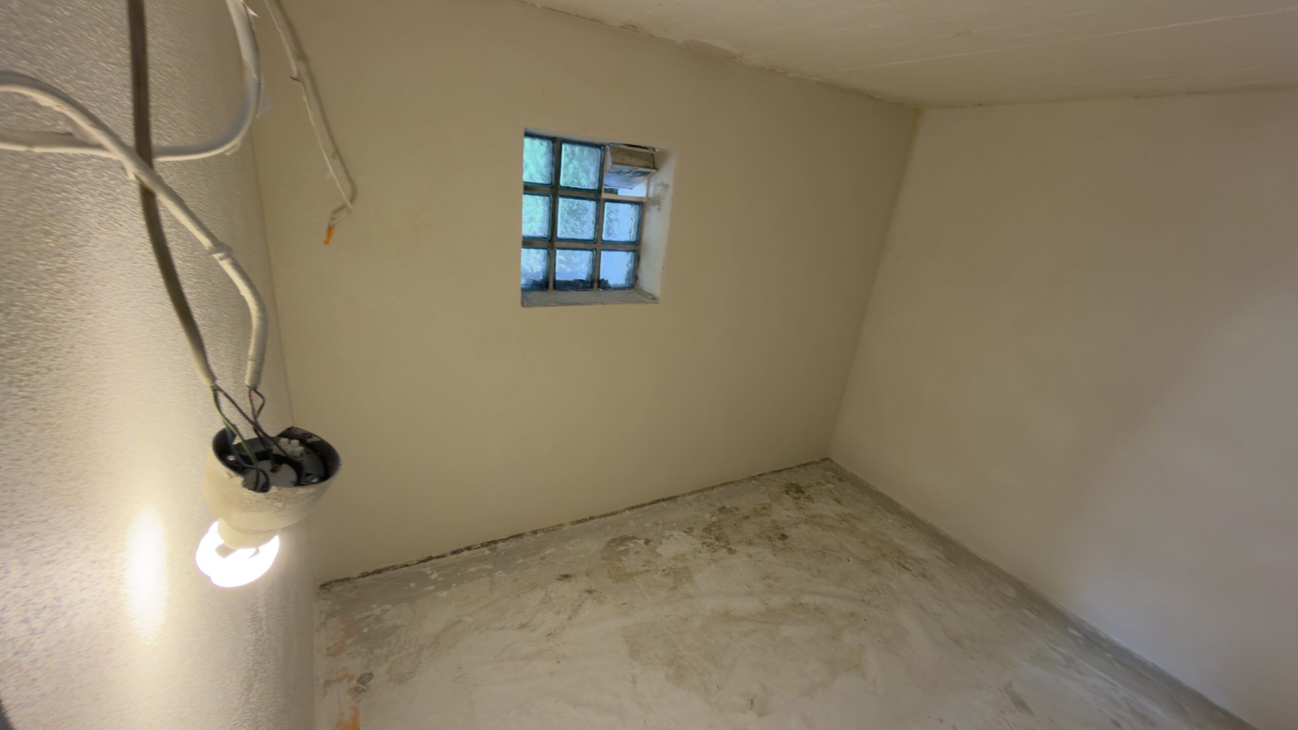 Abgeschlossene Kellersanierung in Bremen-Osterholz mit erneuerten und dauerhaft abgedichteten Wandflächen – Zustand nach Fertigstellung während der Aufräumphase