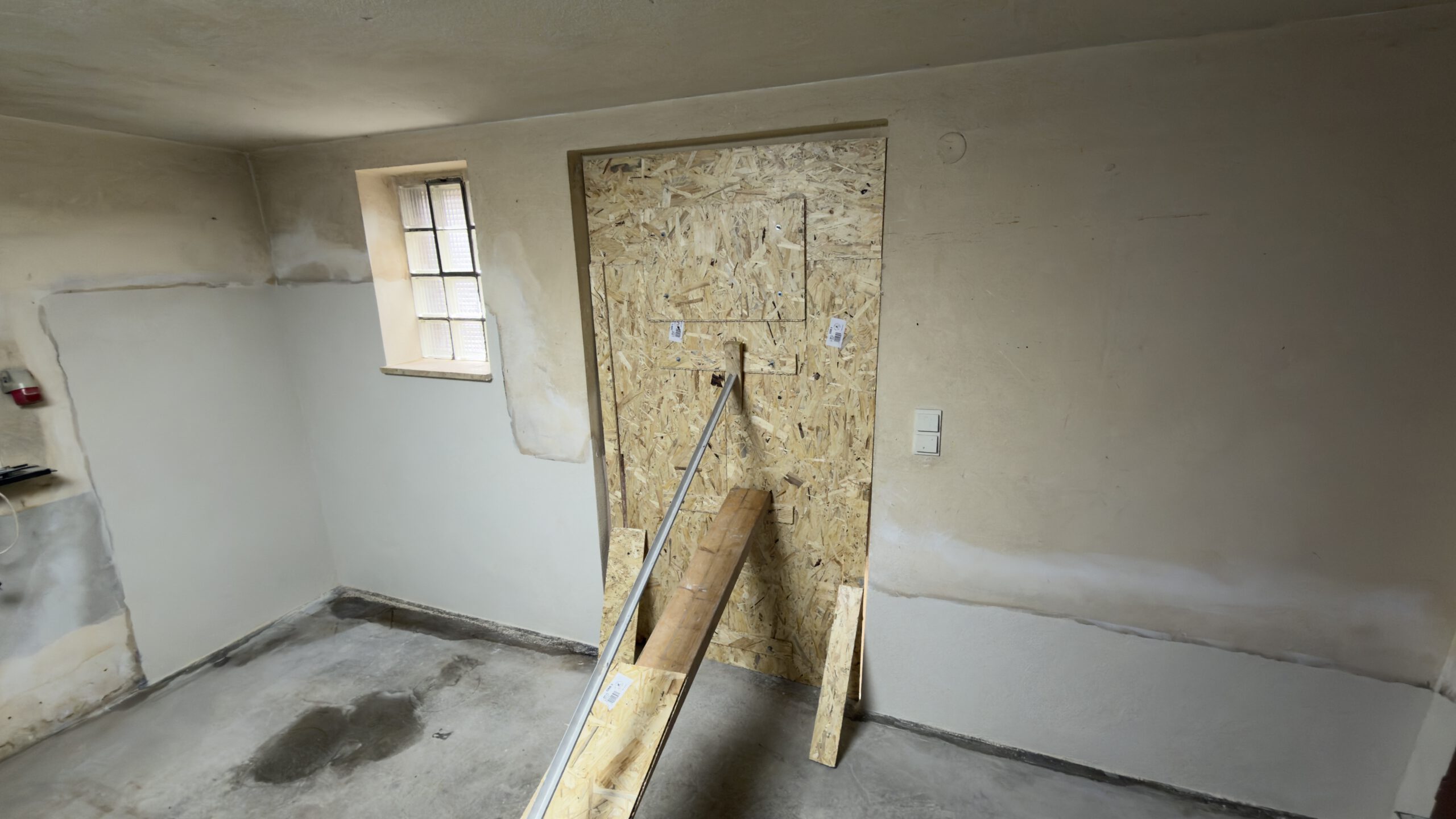 Kellersanierung mit neu aufgebauten und abgedichteten Wandflächen bei ehemalig stark durchfeuchtetem Mauerwerk in Weyhe-Melchiorshausen