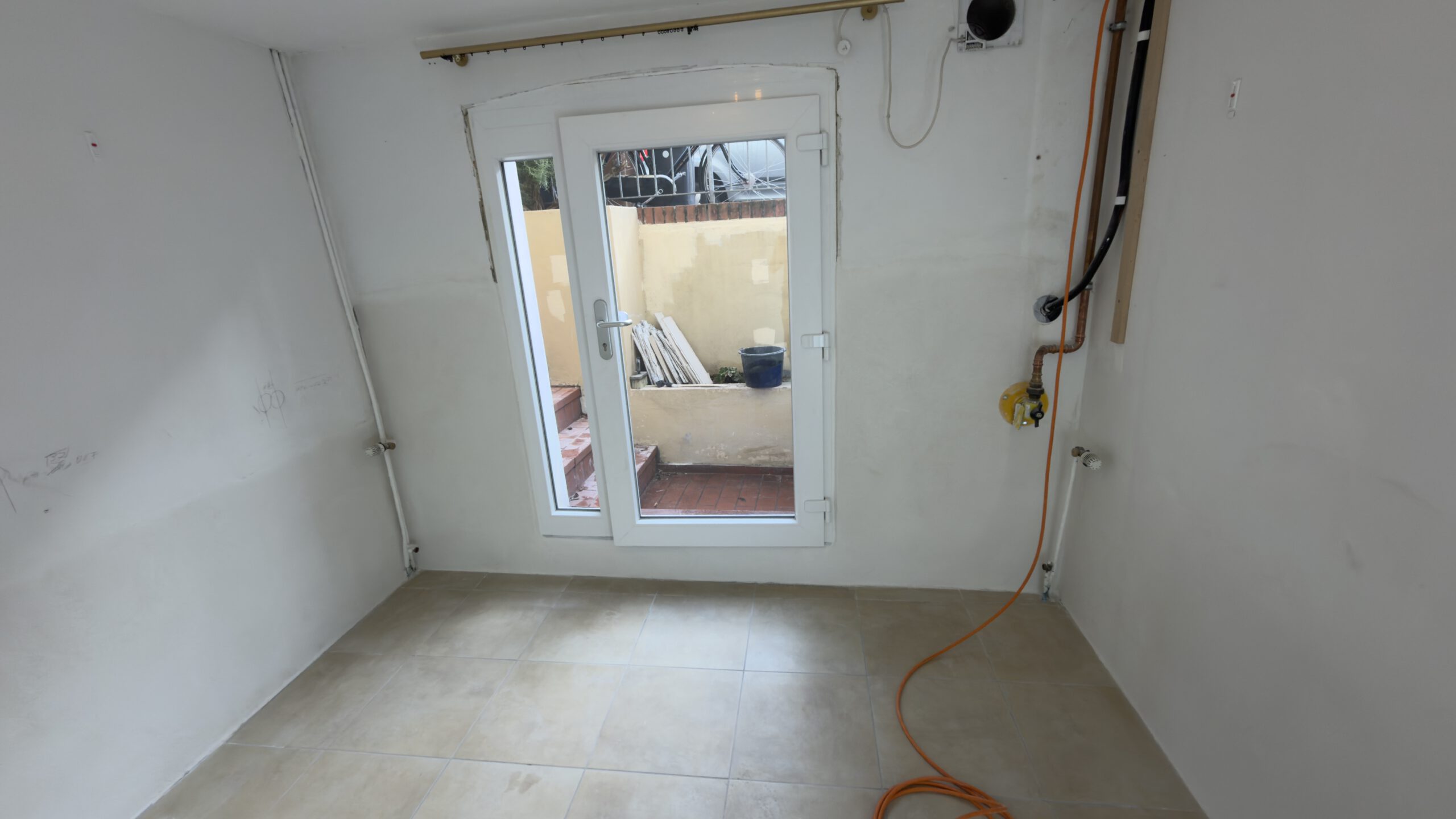 Kellersanierung in Bremen-Neustadt – abgedichtete und neu aufgebaute Wandflächen bei erhaltenem Original-Fußboden während laufender Baustelle