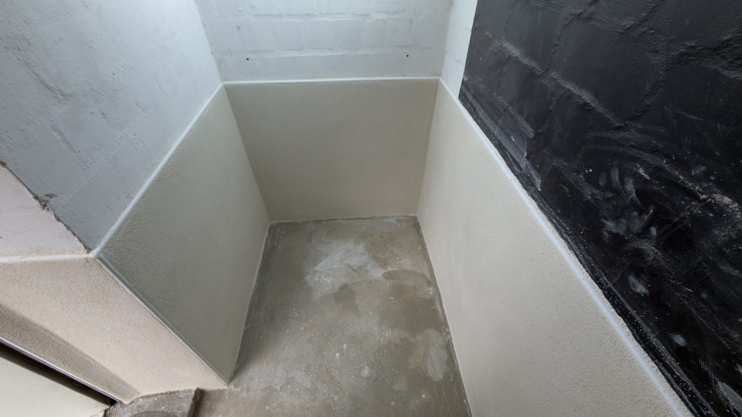 Abdichtung eines engen Technikraums mit Grube für Hebeanlage – Sanierung und Instandsetzungsarbeiten im Kellerbereich