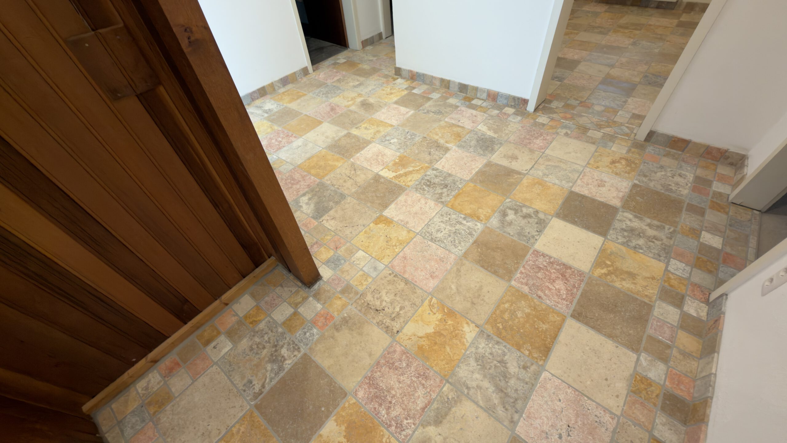 Handwerklich gestalteter Marmorfußboden aus verschiedenen Natursteinarten – individuell geplant und ausgeführt