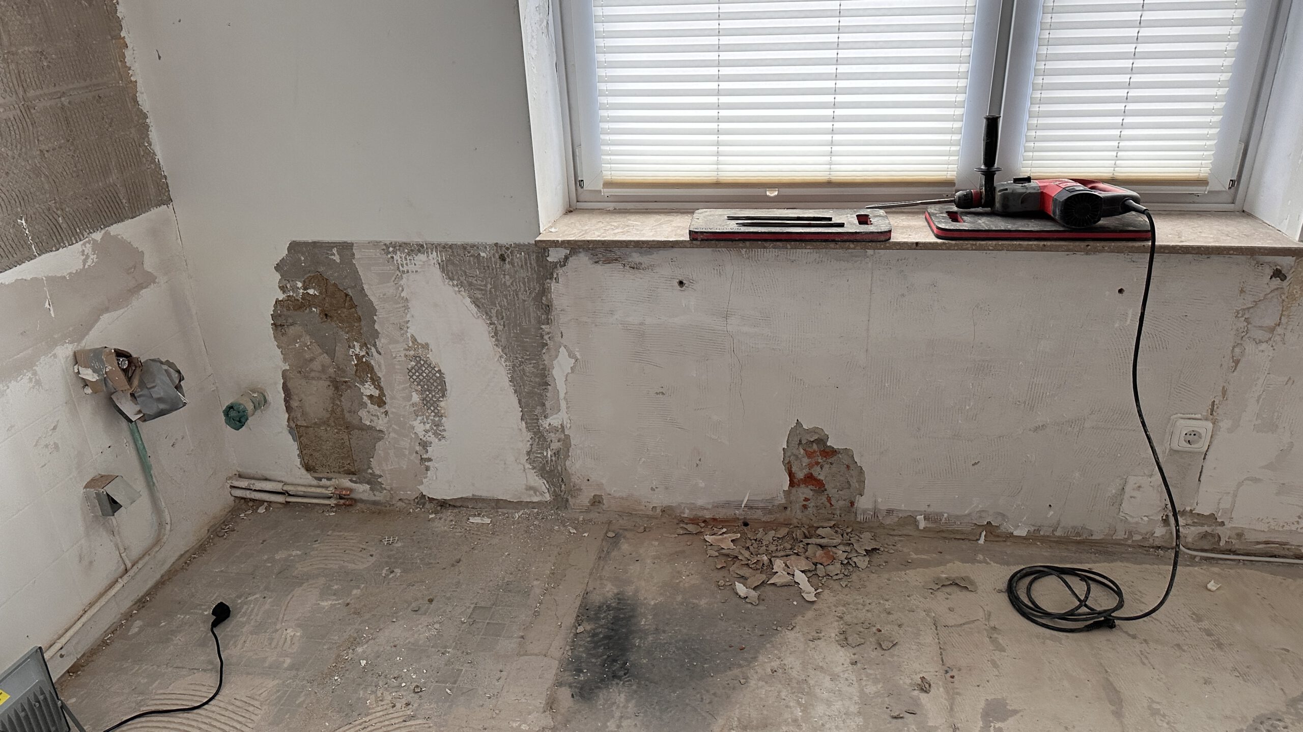 Freigelegtes Mauerwerk während der Vorbereitung und Analyse vor einer individuellen Sanierungsentscheidung