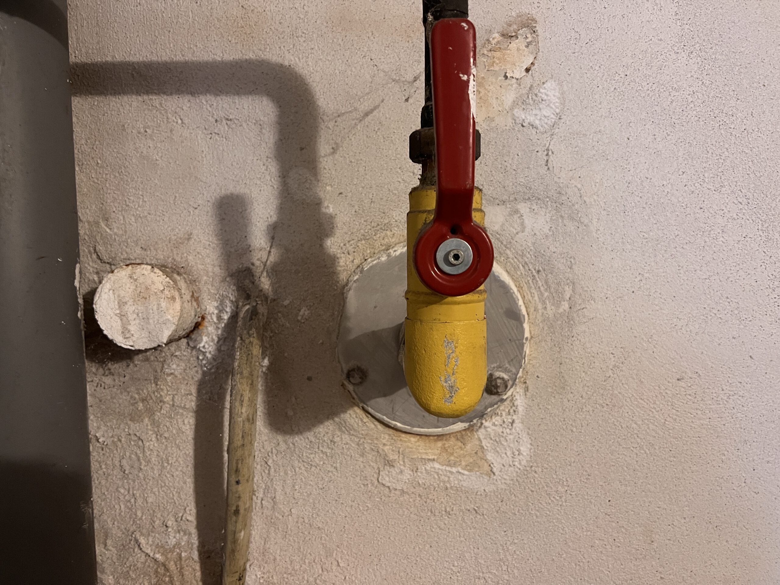 Rohranschluss im Keller: Ausblühungen trotz Sanierputz und Abdichtungsversuchen sichtbar