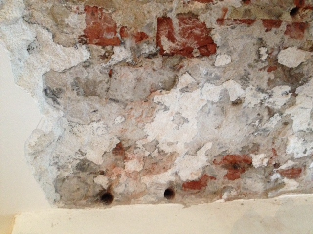 Altes Rotstein-Haus in Kirchweyhe (2024): Bohrlochreihe mit Gel-Injektion für eine angebliche Horizontalsperre, dazu Dichtschlämme und Sanierputz – ohne dauerhafte Wirkung.