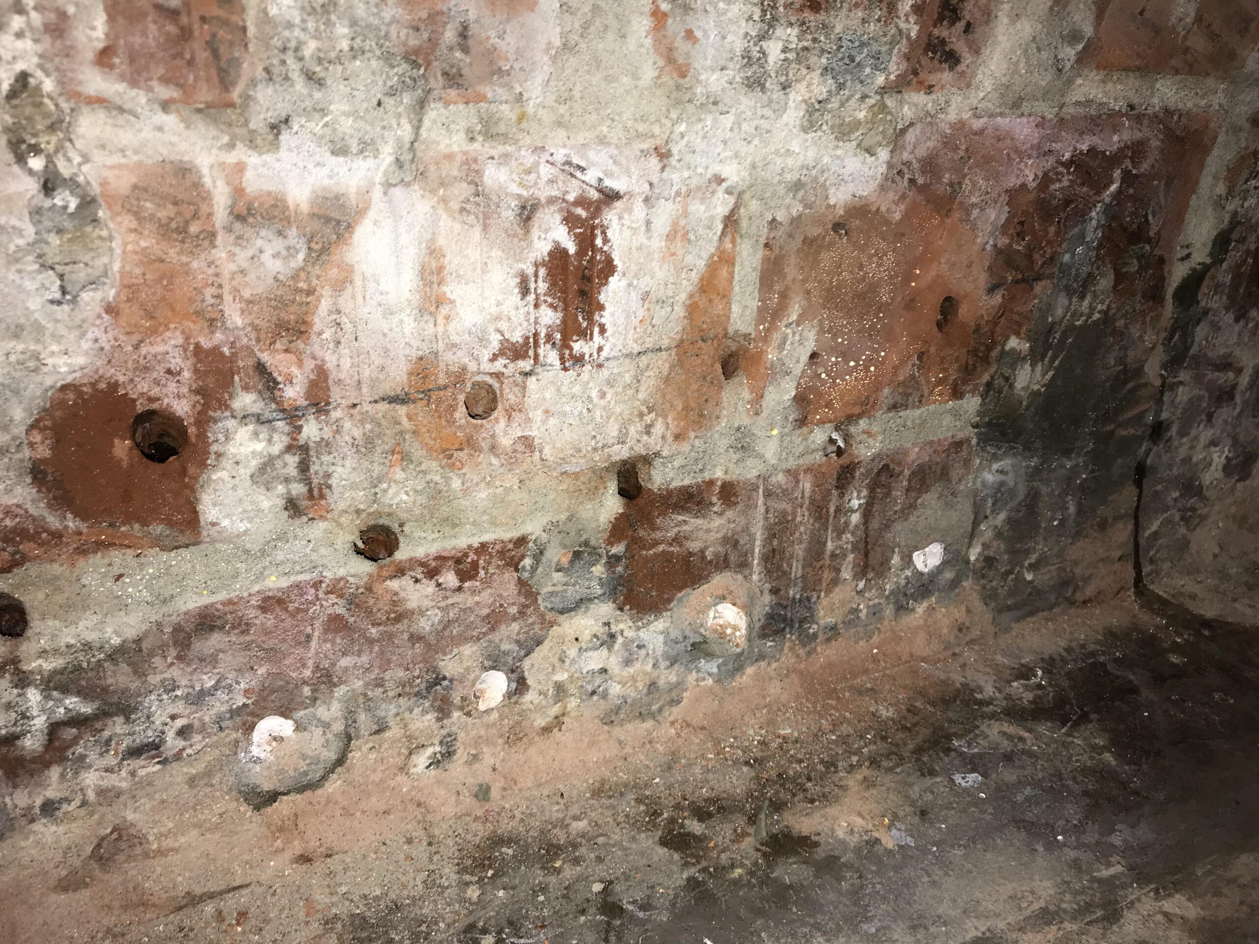 Deutliches Schadensbild im Keller: Feuchtezone im Sockelbereich mit Salzspuren und abplatzendem Putz – Realität statt Werbeversprechen.