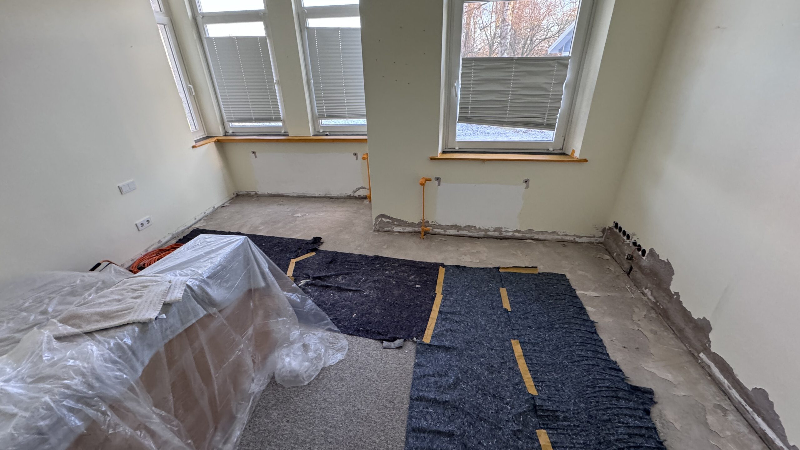 Altbau um 1900 bei Achim (Werder): freigelegter Sockelbereich mit deutlichen Feuchteschäden und Bohrlochreihe einer misslungenen Horizontalsperre (Januar 2022).