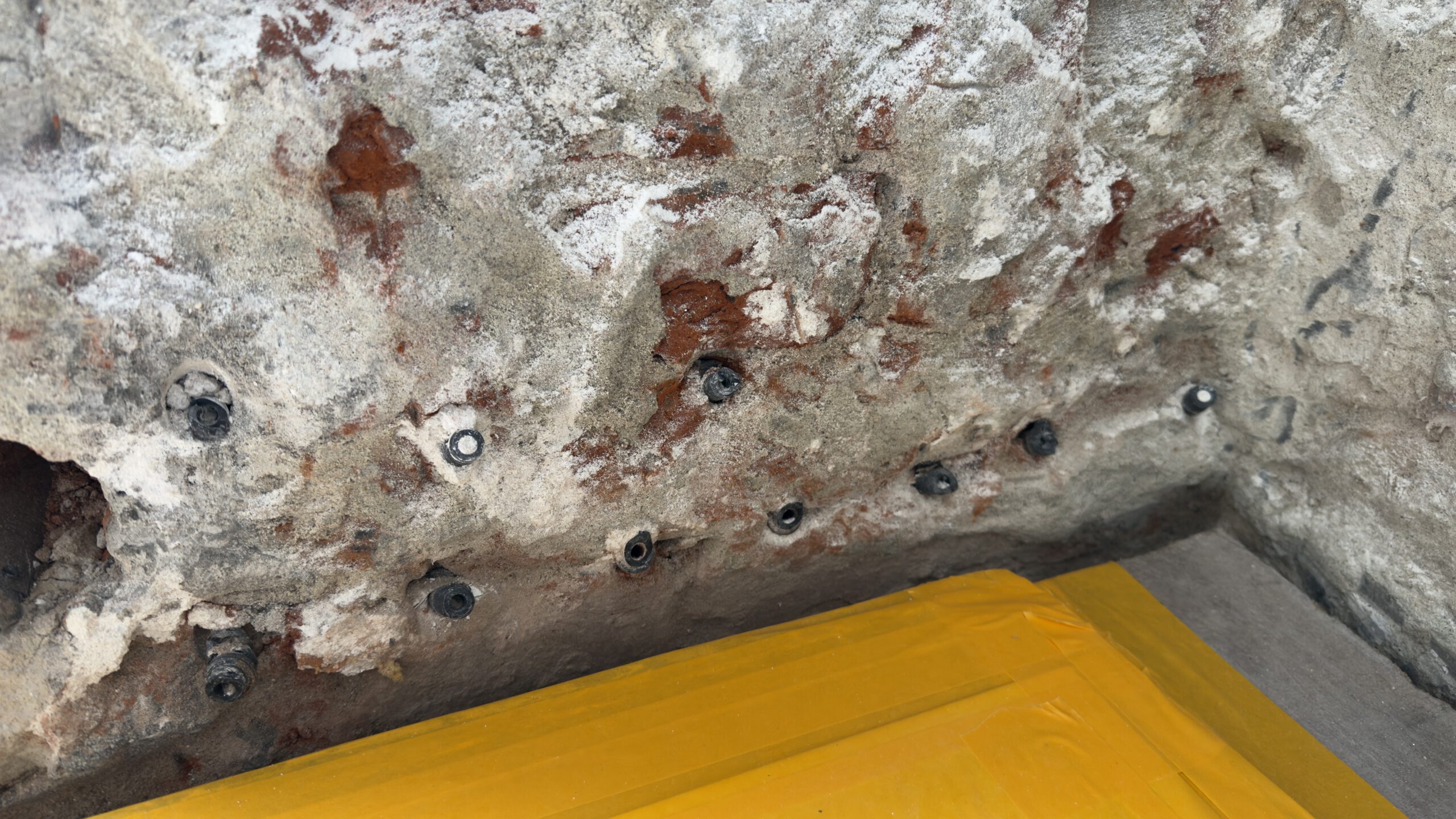 Feuchte Kellerwand im Sockelbereich eines über 100 Jahre alten Hauses in Stuhr-Heiligenrode – typische Spuren einer fehlgeschlagenen Horizontalsperre.