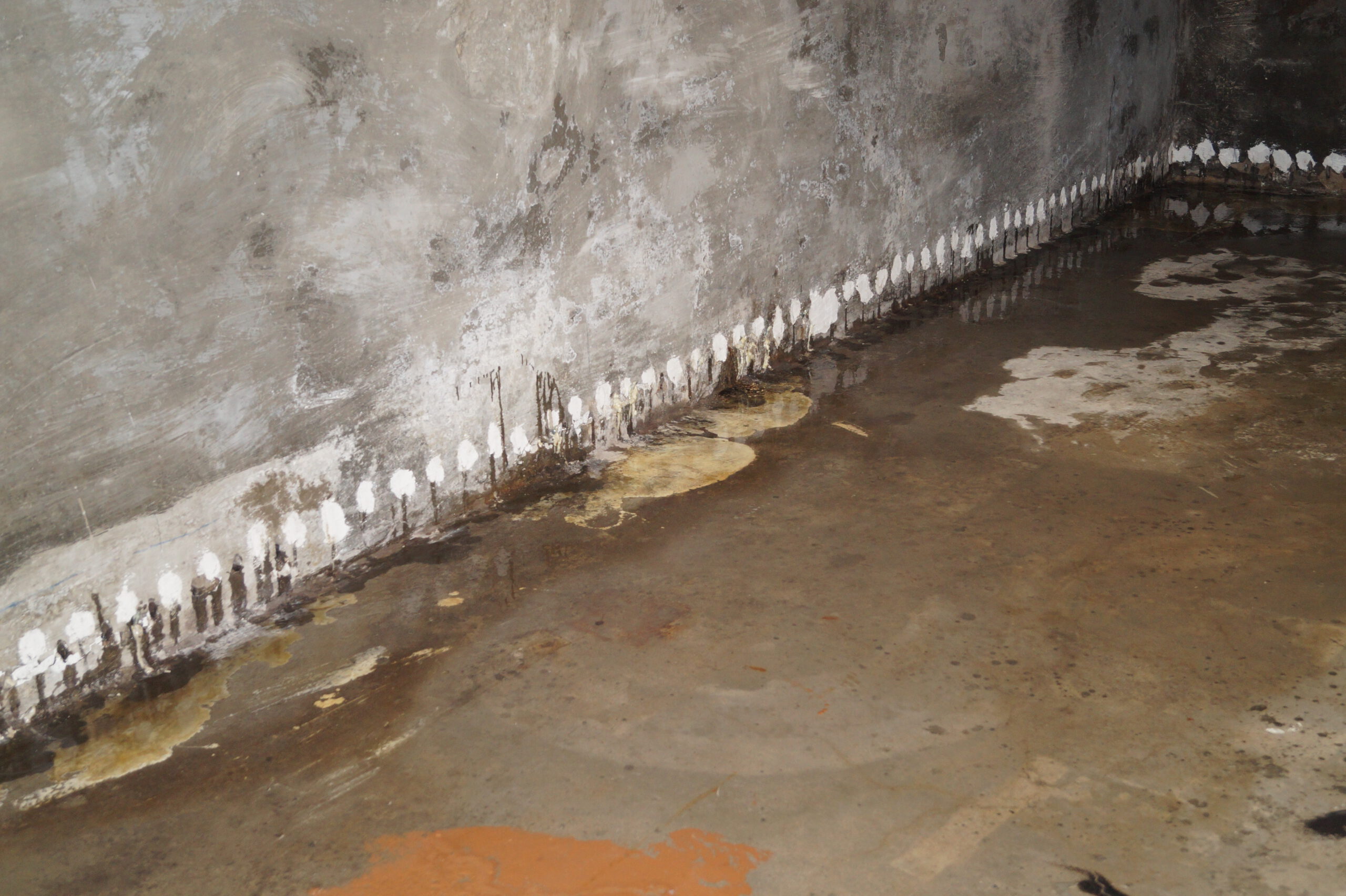 Fehlgeschlagene PUR-Harz-Injektion mit Hochdruck: verklebter Boden, verschlossene Bohrlöcher und weiter eindringendes Wasser im Keller (nahe Stuhr).