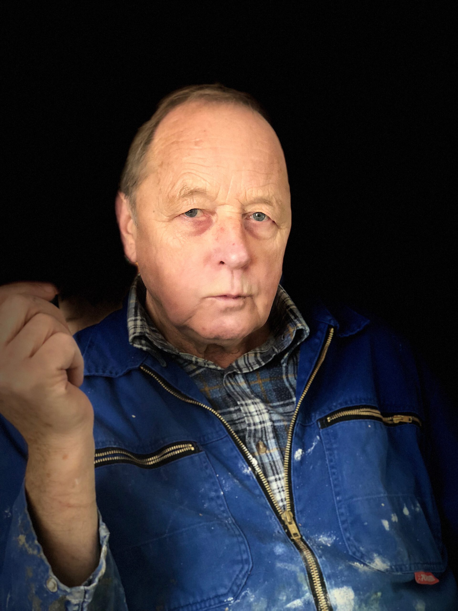 Dieter Skupch, Firmengründer von Der Hausdoktor, im Arbeitsanzug als erfahrener Handwerker aus Stuhr bei Bremen.
