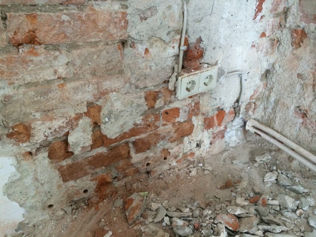 Feuchte Wand mit Schäden nach fehlgeschlagenen Sanierungsversuchen, Injektionen und unqualifizierter Ausführung in Bremen und Stuhr