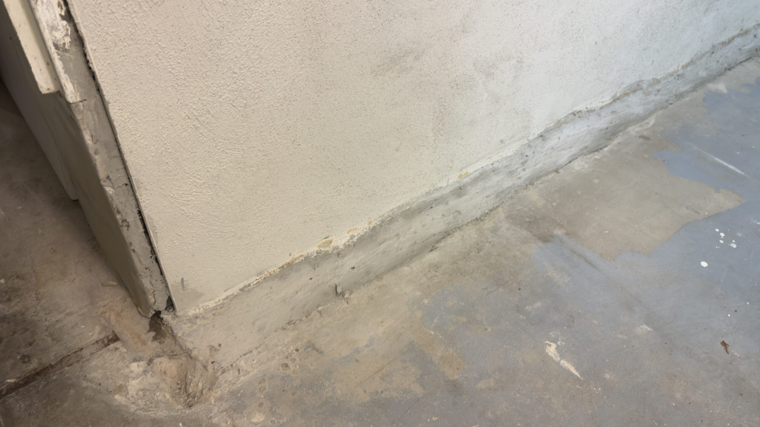 Feuchte Kellerwand nach standardisierter Sanierungsmaßnahme mit erneut sichtbaren Feuchtigkeitsspuren im Sockelbereich.