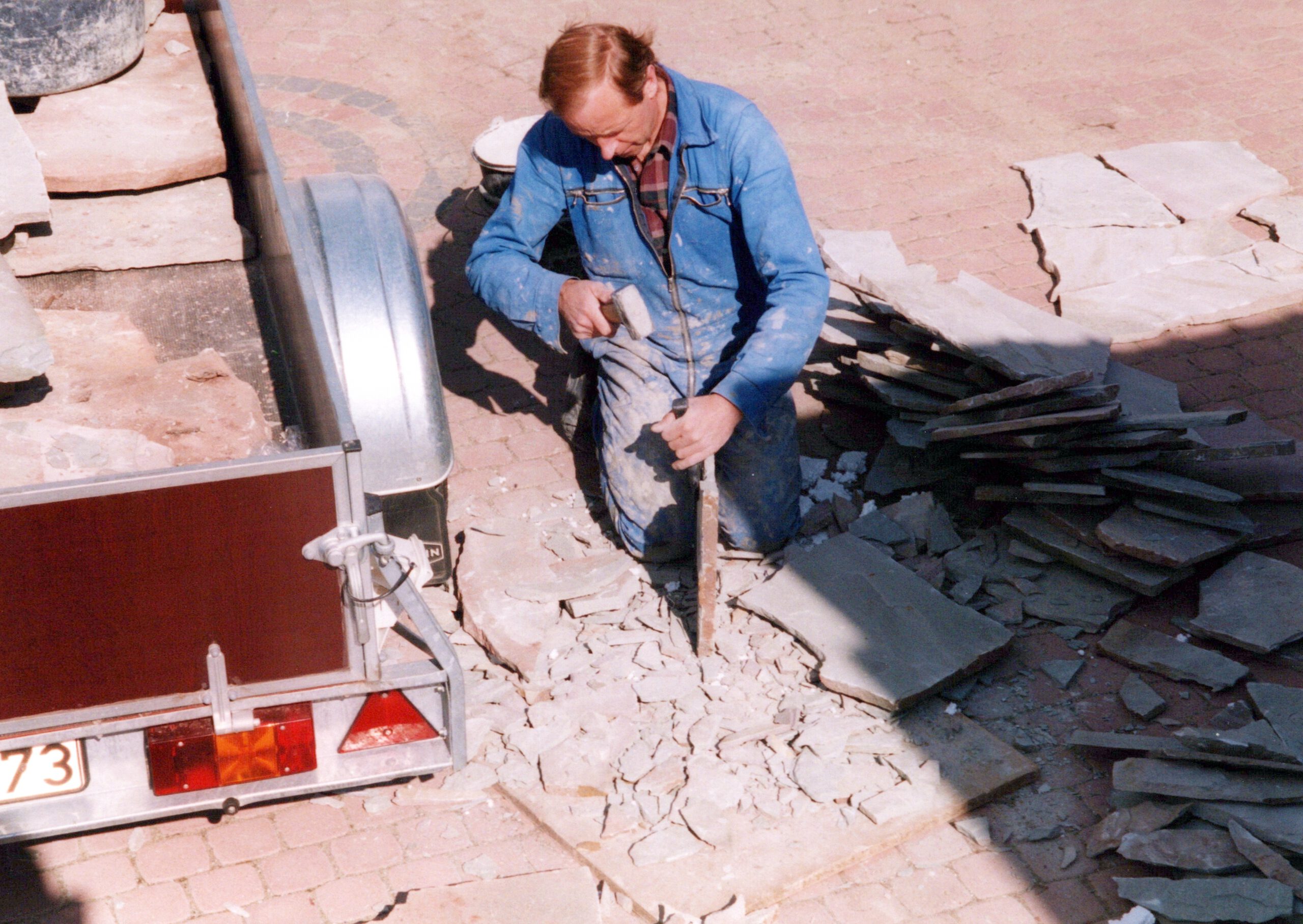 Dieter Skupch bei handwerklicher Arbeit mit Natursteinplatten als Maurer, Restaurator und Fliesenleger von Der Hausdoktor.